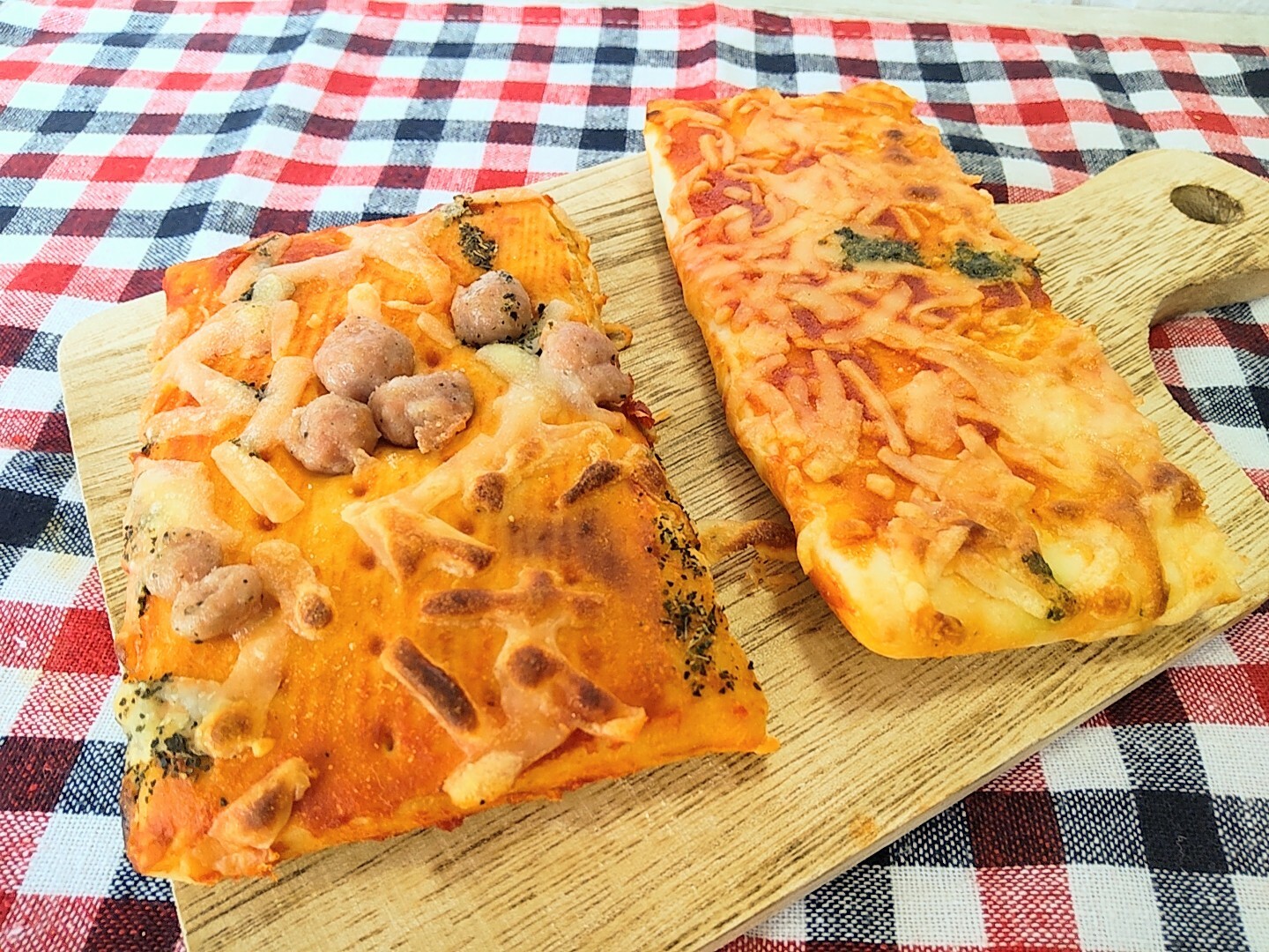 左：糖質85％カットのピザ サルシッチャ風ソーセージ　右：オーブンでそのまま焼けるピザ マルゲリータ