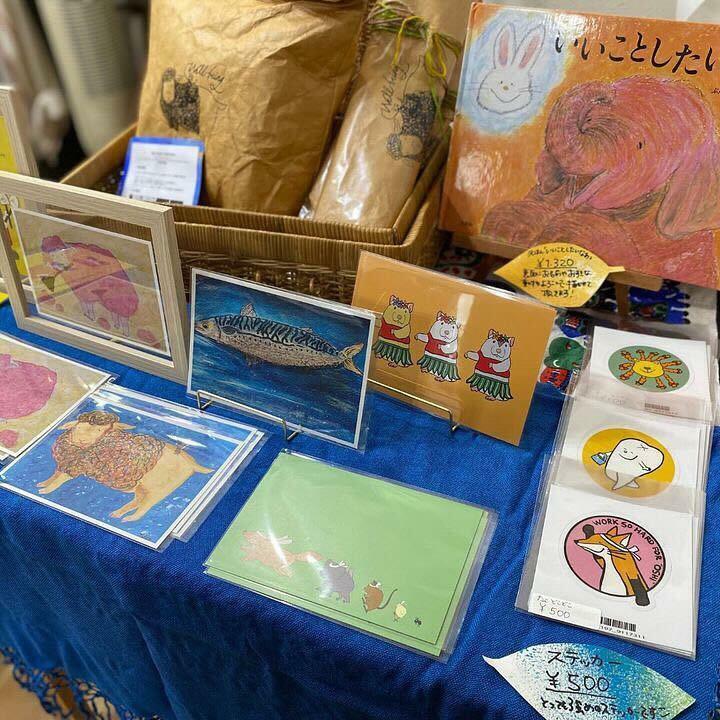 絵本やポストカード販売、絵の展示販売もされております。当日その場でお客様のお名前とお好きな動物のイラストを絵本の表紙に描いていただけるようです。（写真提供：くのたえこさん）
