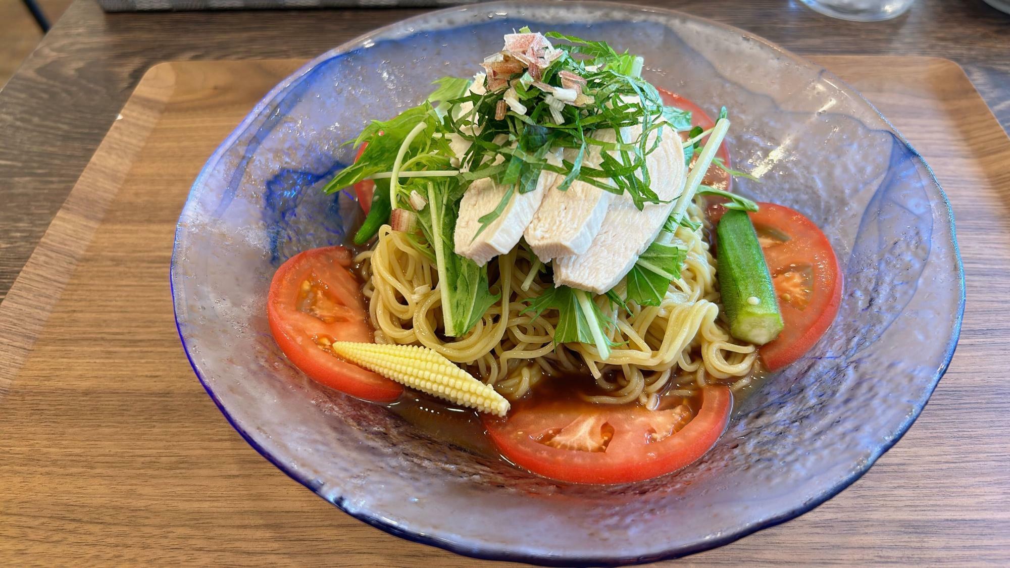 夏野菜たっぷり。お皿の底にあるゆず風味のタレと絡めてどうぞ。