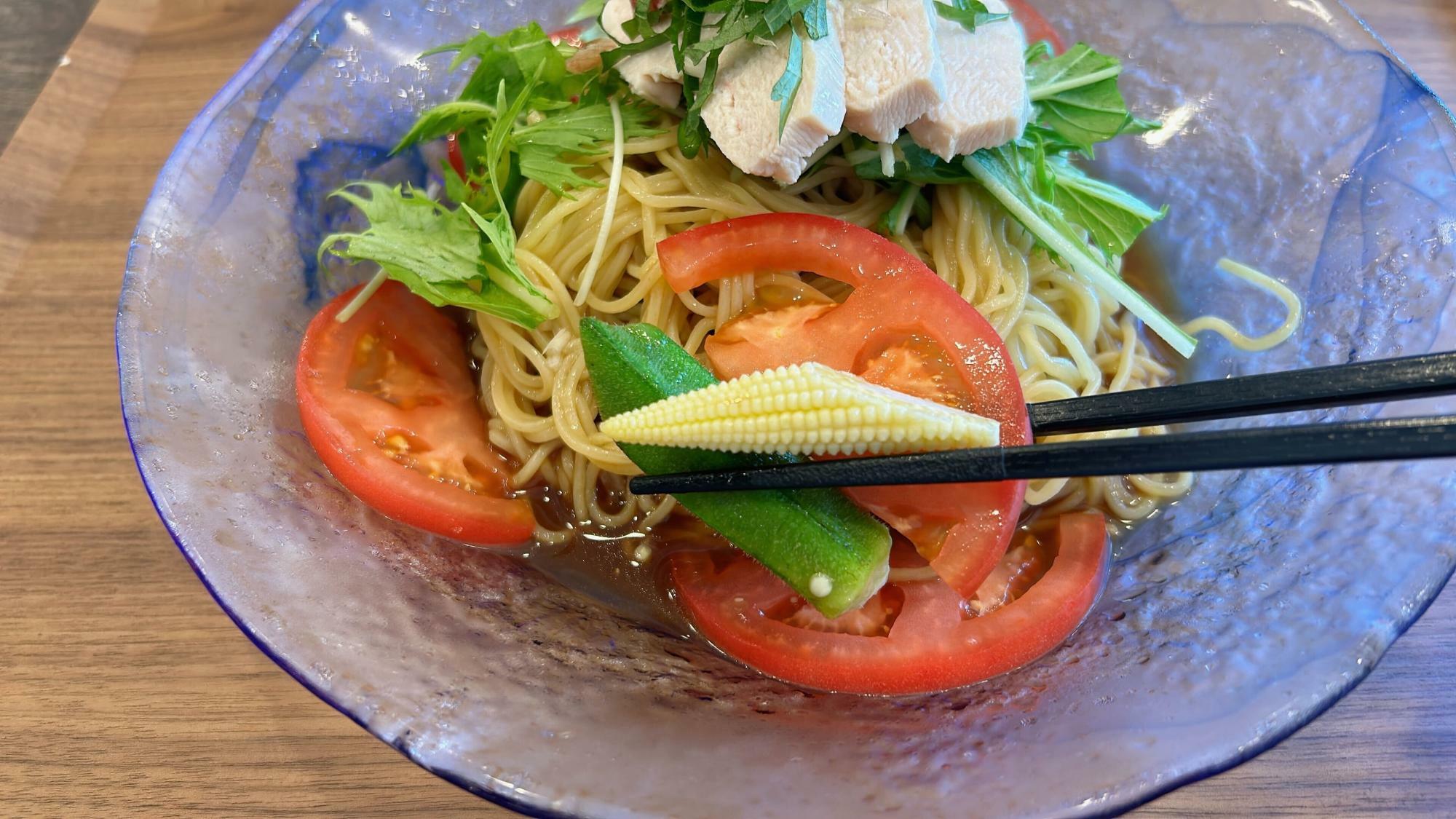 夏野菜たっぷり！さりげなく蒸し鶏の上にトッピングされている紫蘇や茗荷たちも、主張が強すぎない冷やし麺の上では主役級の活躍っぷりを発揮