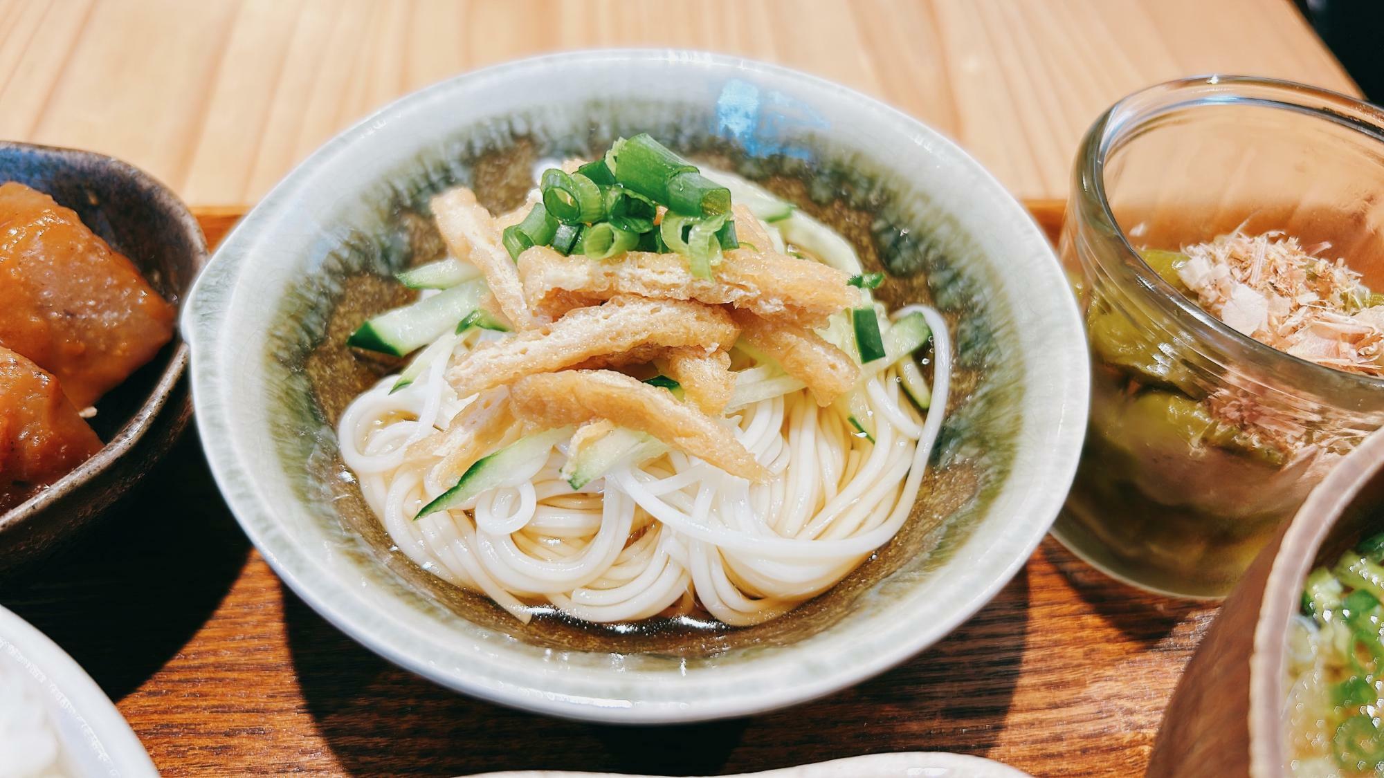 暑い夏は、そうめんなどの冷たいメニューも副菜として登場