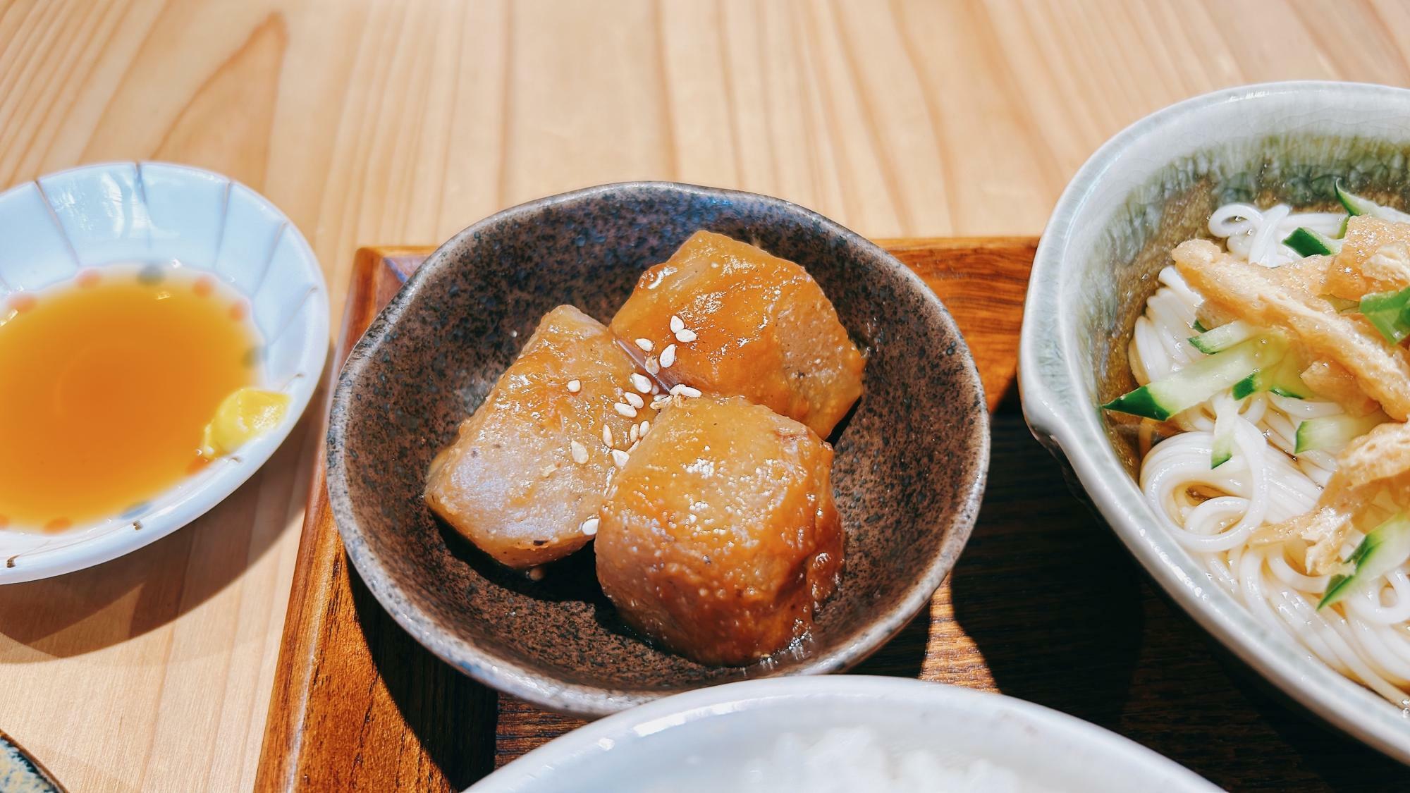 懐かい母の料理を思い出す、ゴマ味噌で和えられたこんにゃくステーキ