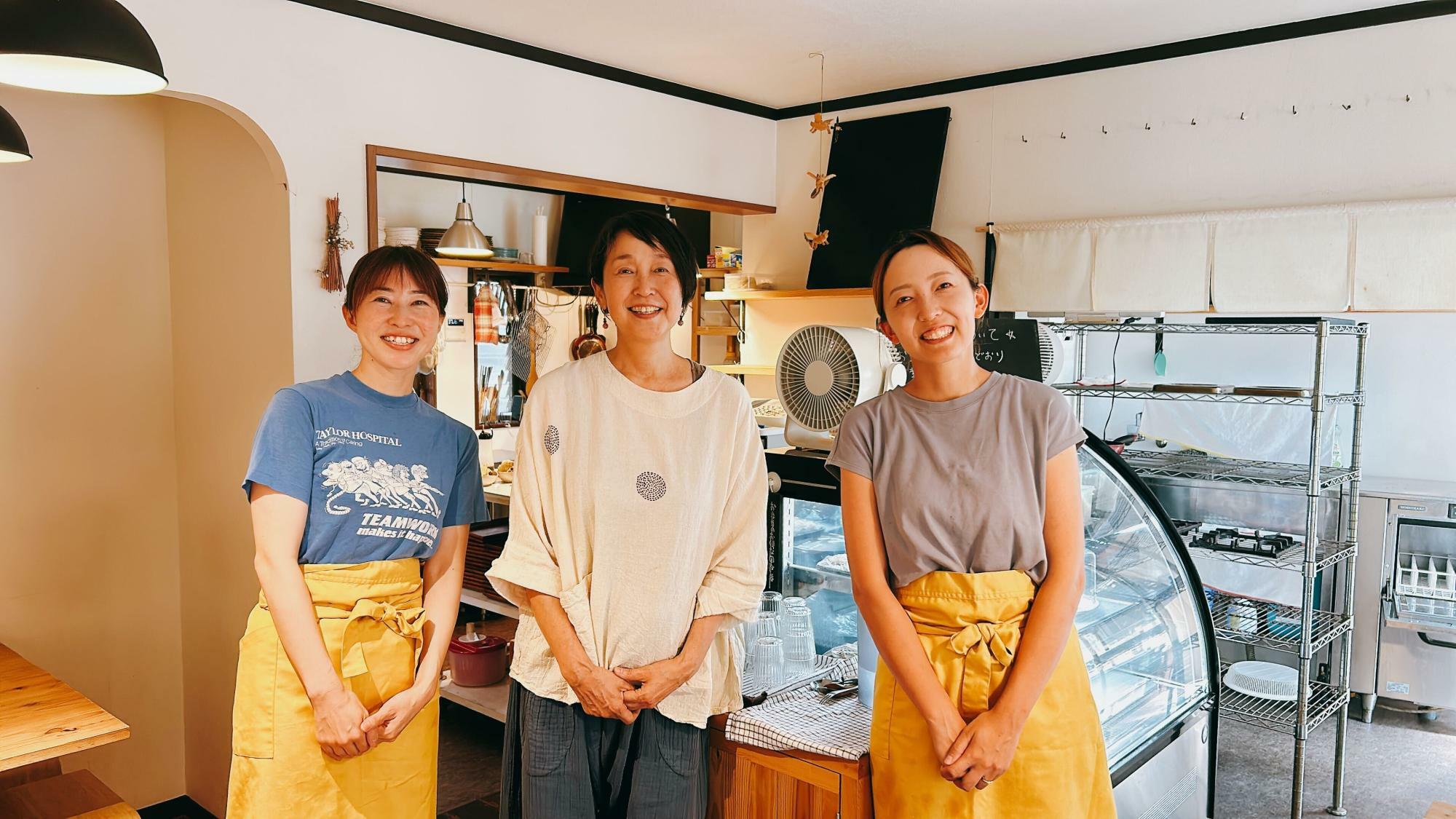 中央：父の夢を叶えてお店を始めた睦美さん、右：睦美さんの娘さんである真希さん、左：お店で働くスタッフのきょうこさん