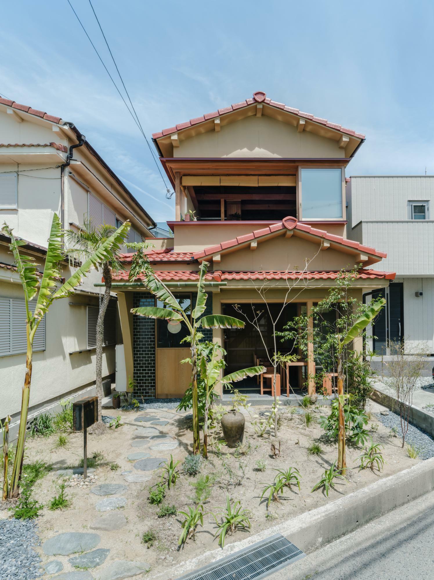 南国っぽさと日本らしさを感じる外観。現在は庭が盛り盛りと生い茂っています。（写真：大竹央祐）