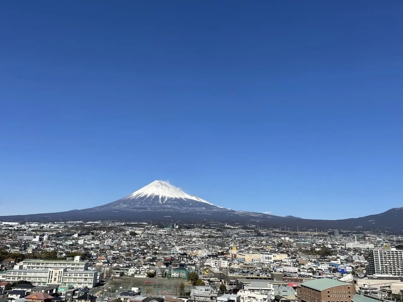 北側は富士市の街並み、愛鷹山が見渡せます