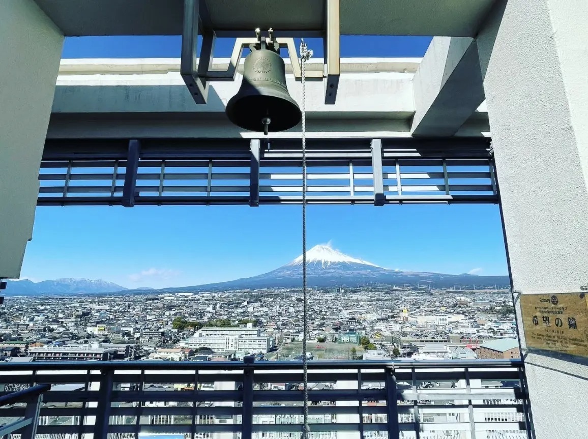 希望の鐘越しの富士山