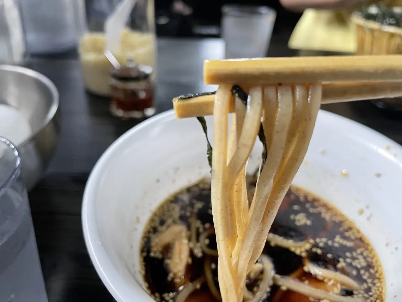 お蕎麦は太め