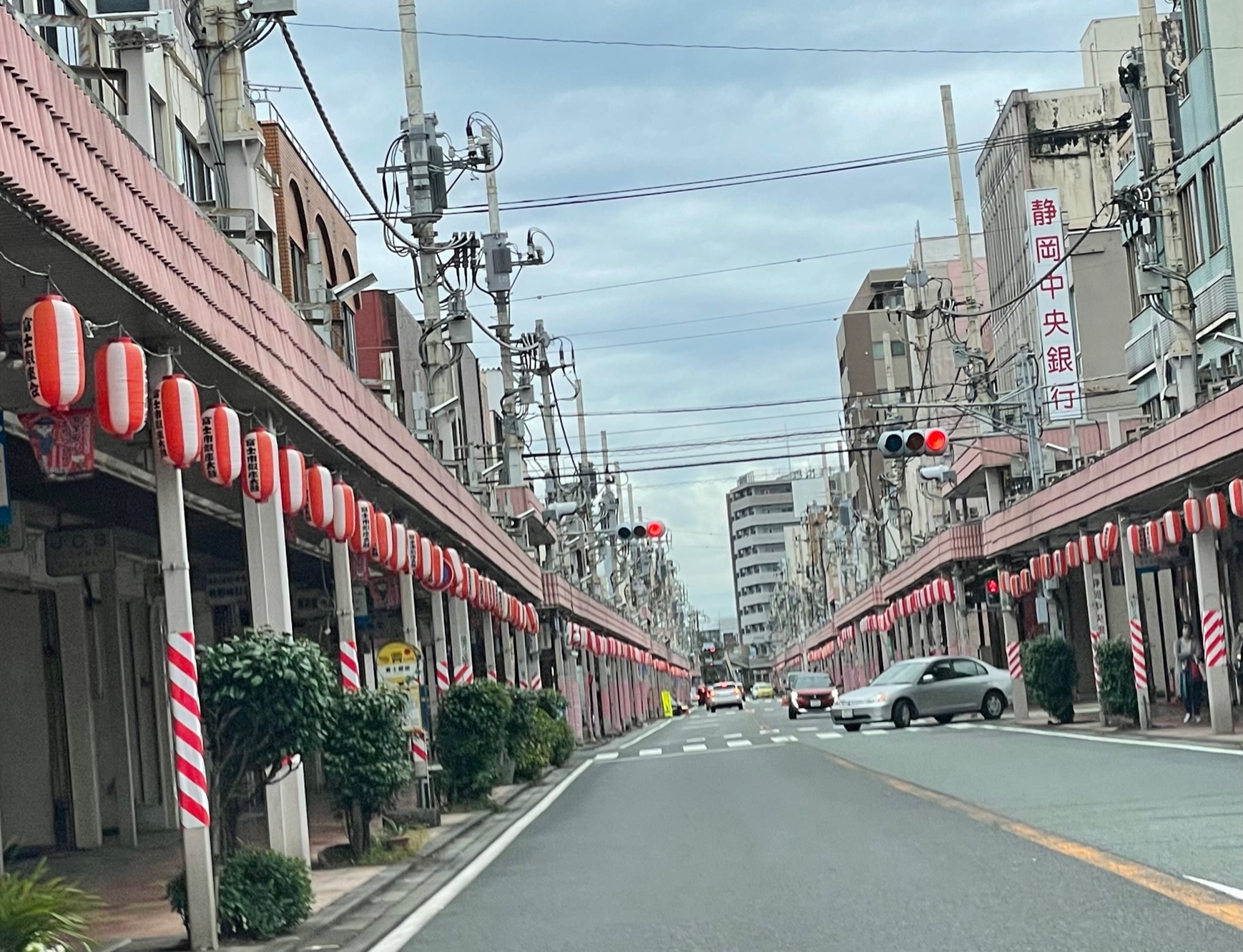 富士本町通り　紅白でめでたいですね！