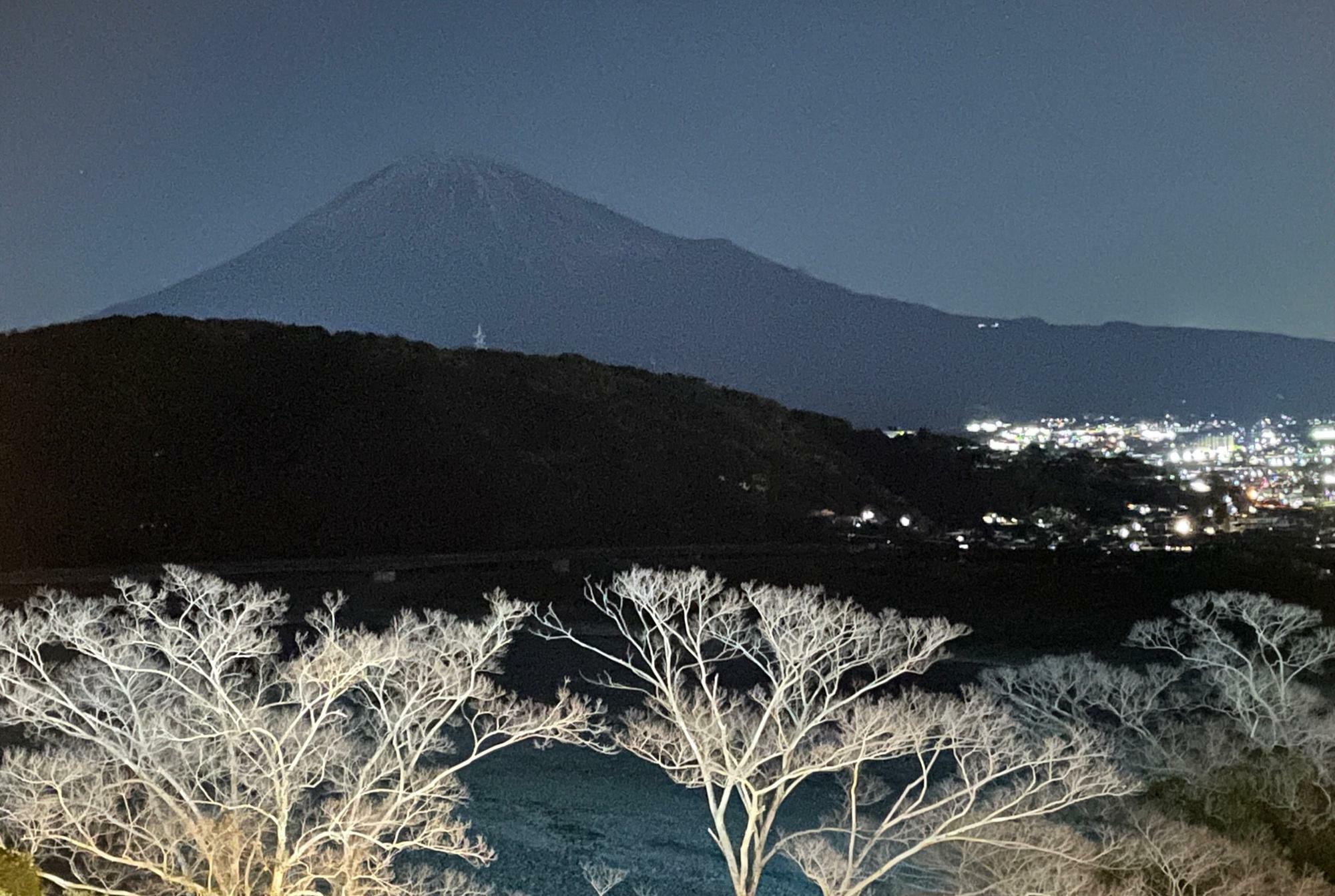 夜の富士山と富士の街並み