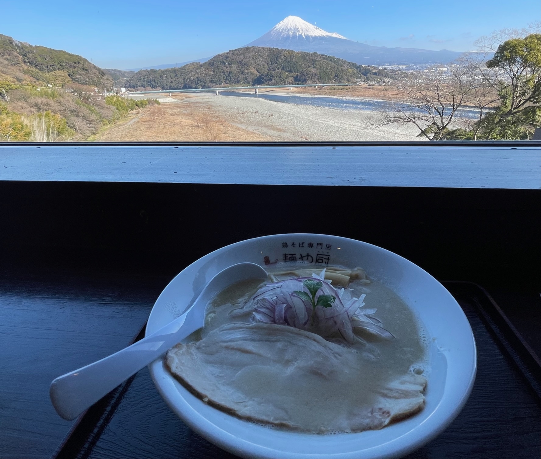 ラーメン越しの富士山