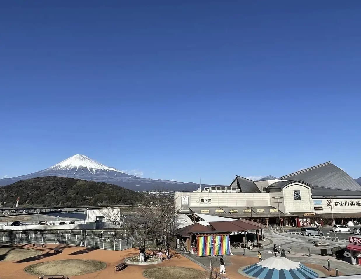 会場は富士山モニュメントや観覧車の周辺