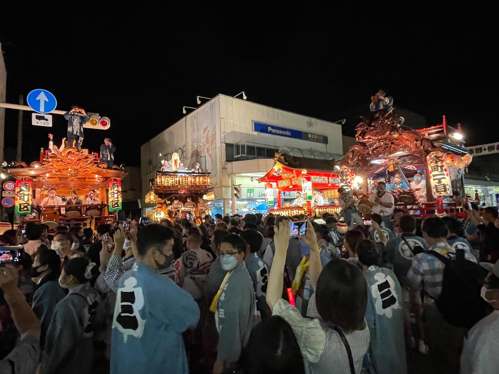 熱気あふれる夜祭