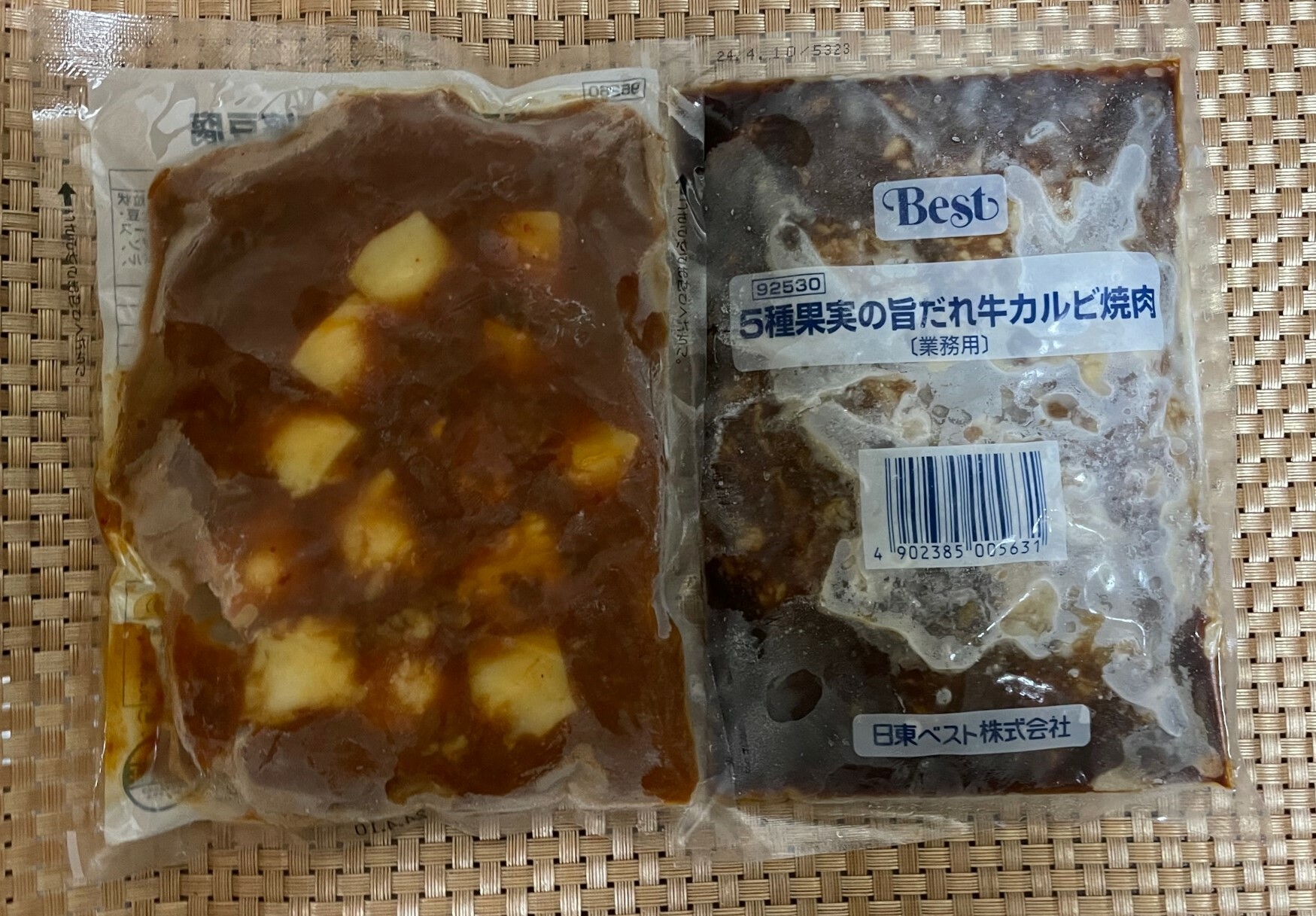 左の麻婆豆腐のパッケージは裏側