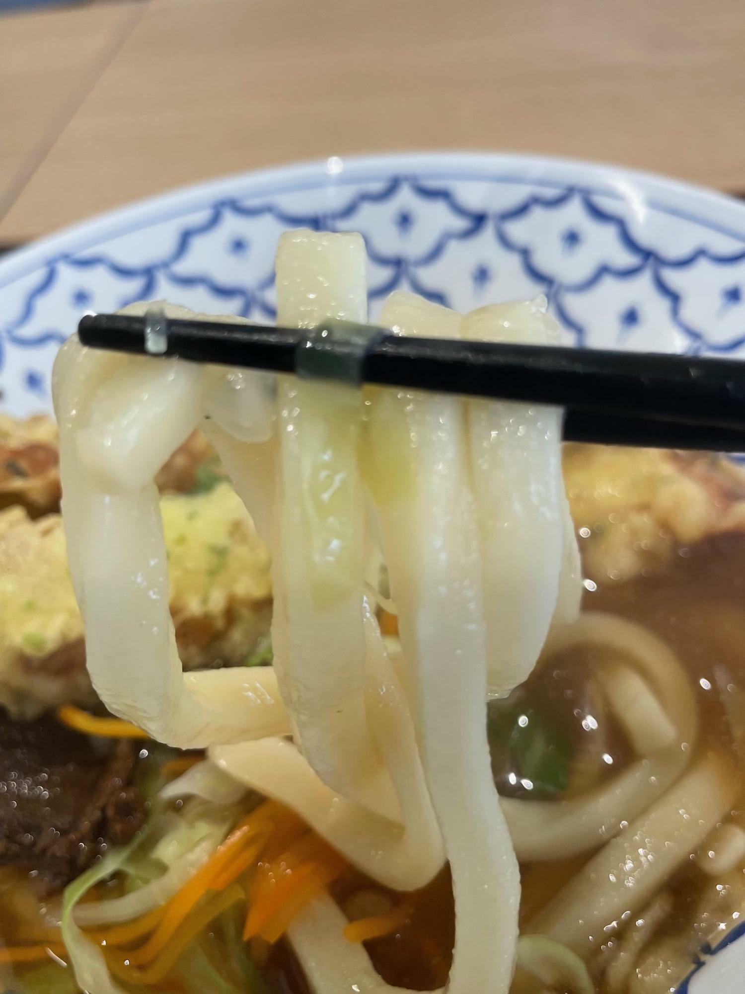吉田のうどんは太くて固めの麺
