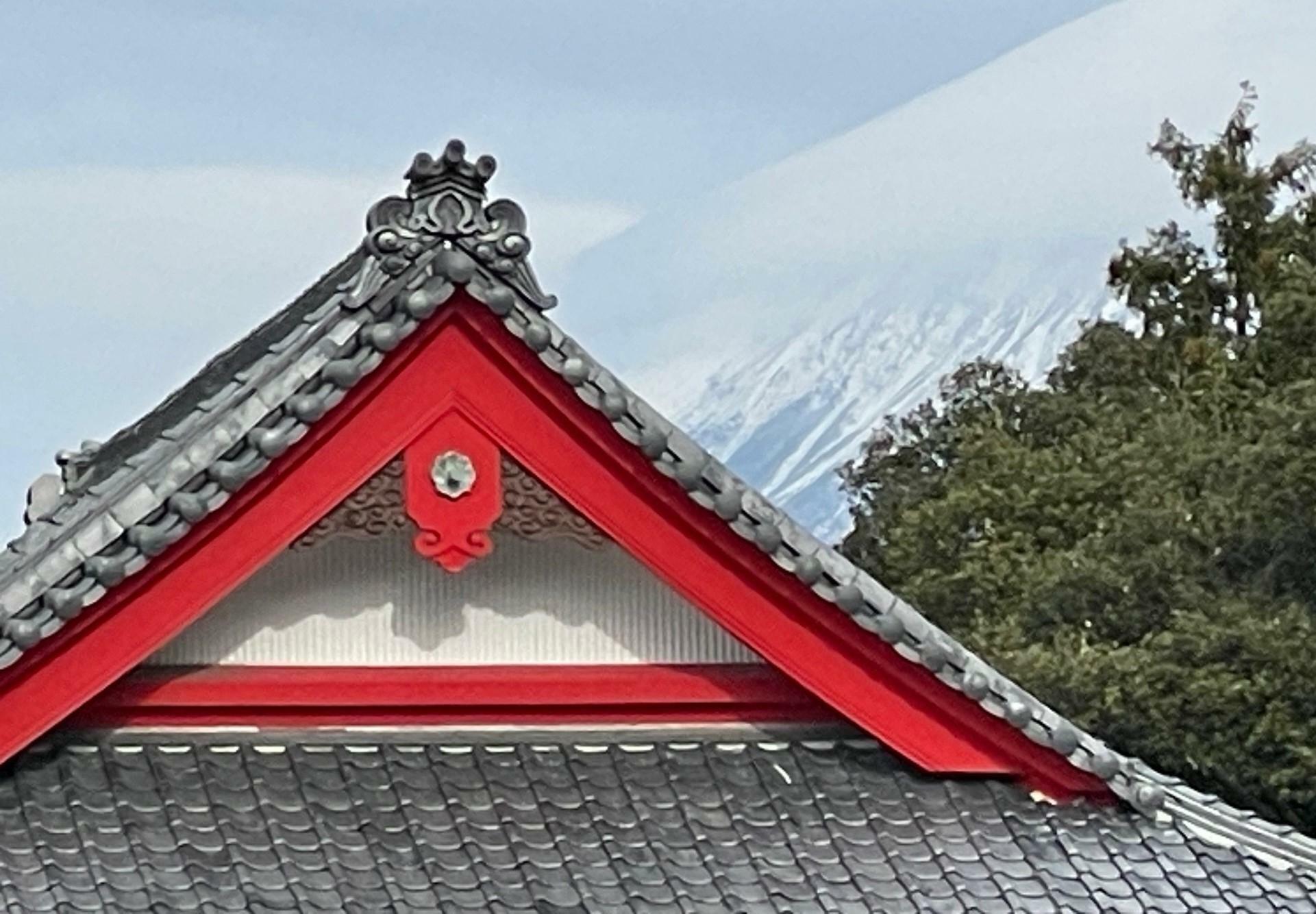 後ろにうっすら富士山