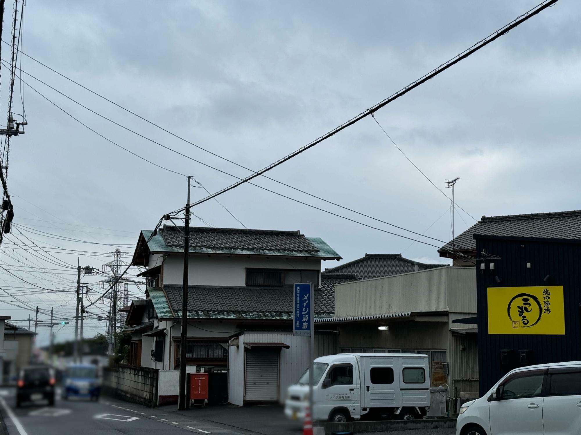 お店から見た南側　信号の先は高速道路