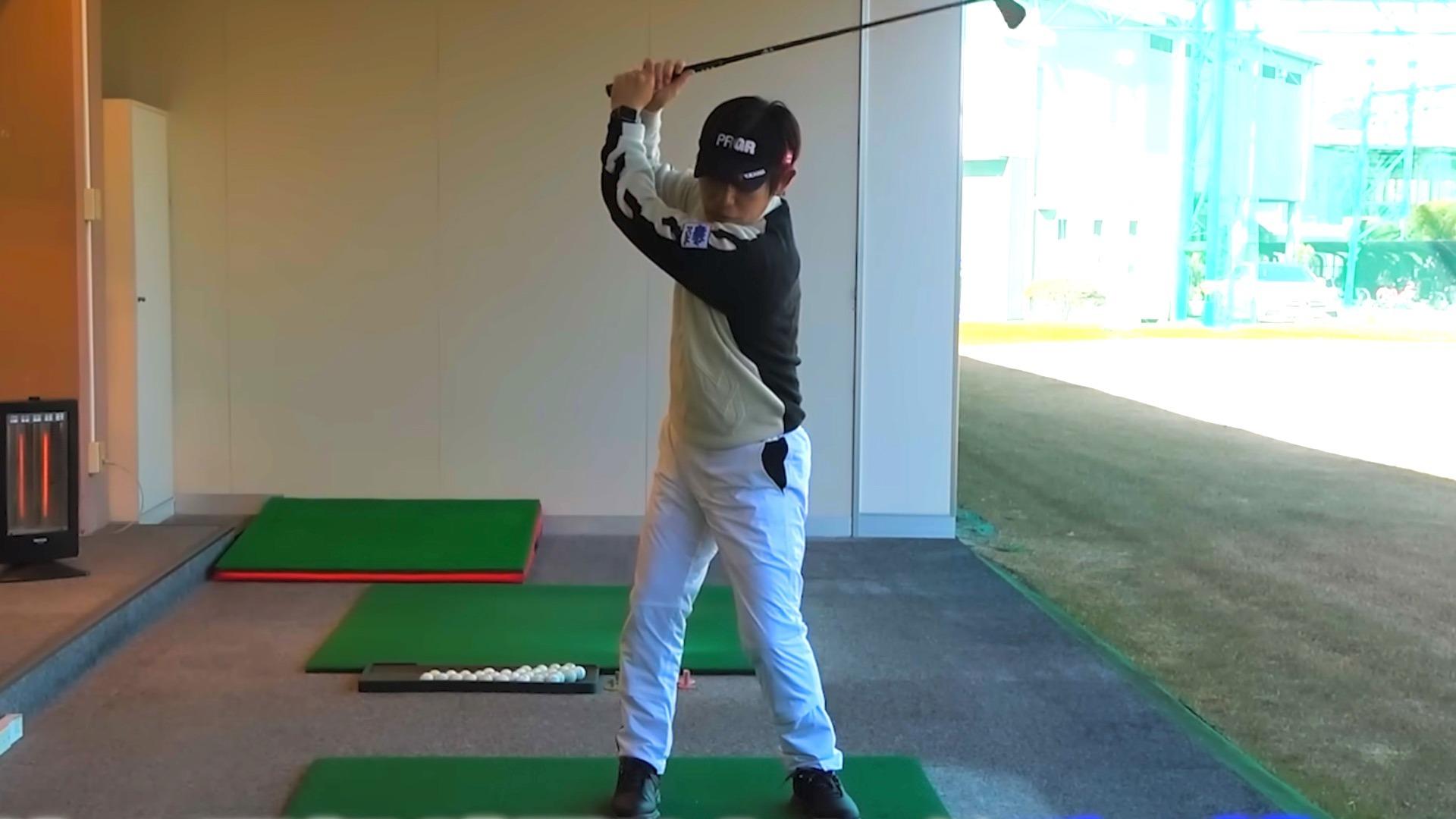 冬のゴルフではテイクバックの仕方に要注意！正しいクラブの位置を保つためには意識が必要です。