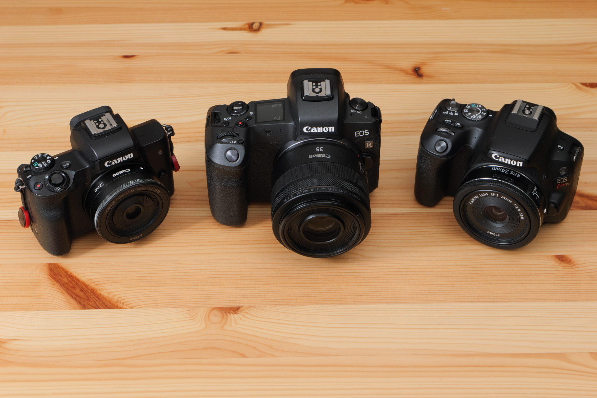 画像左からミラーレスカメラのEOS Kiss M、EOS R、そして一眼レフのEOS Kiss X9。それぞれレンズマウントの規格が異なります。