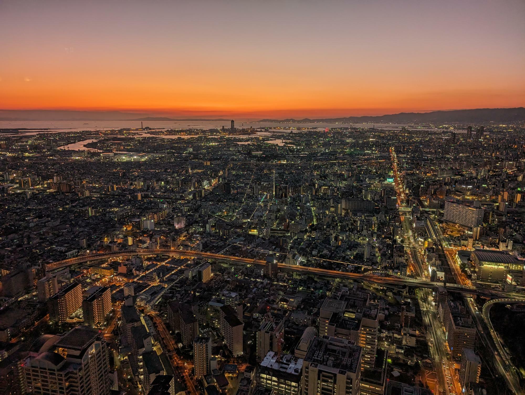 「夜景」モードで撮った夕暮れの写真です。都会の景色や夕焼け空のグラデーションもキレイに記録できています。