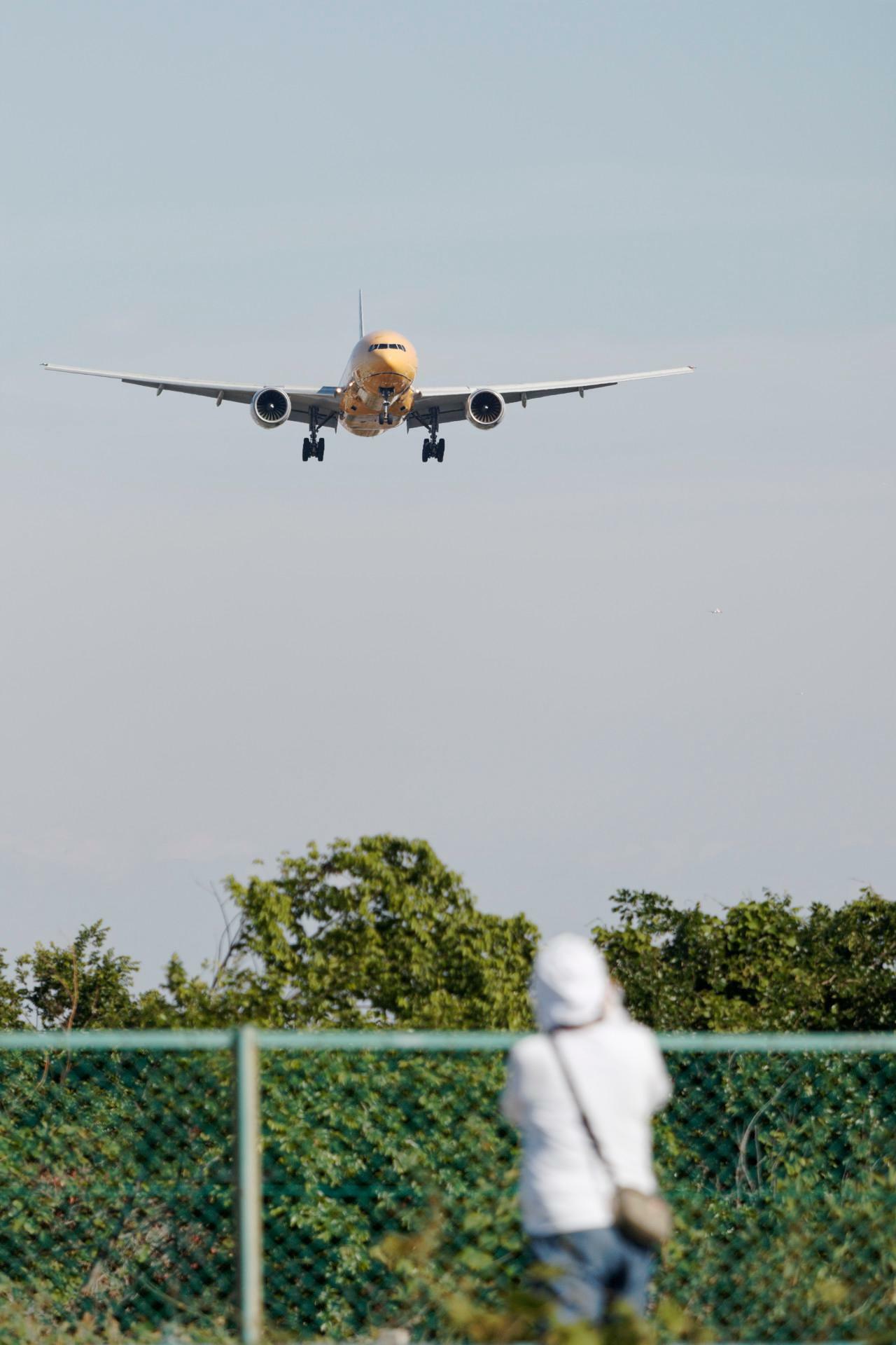 徐々に速度と高度を落として近づいてくる飛行機が見られる