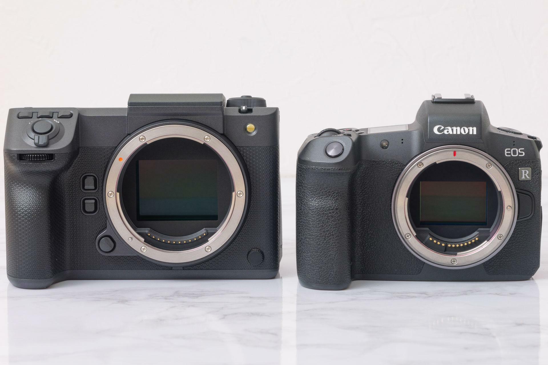 左がGFX100 II。中に見えるイメージセンサーがとても大きく、そのサイズは右のカメラのフルサイズセンサーを上回る。