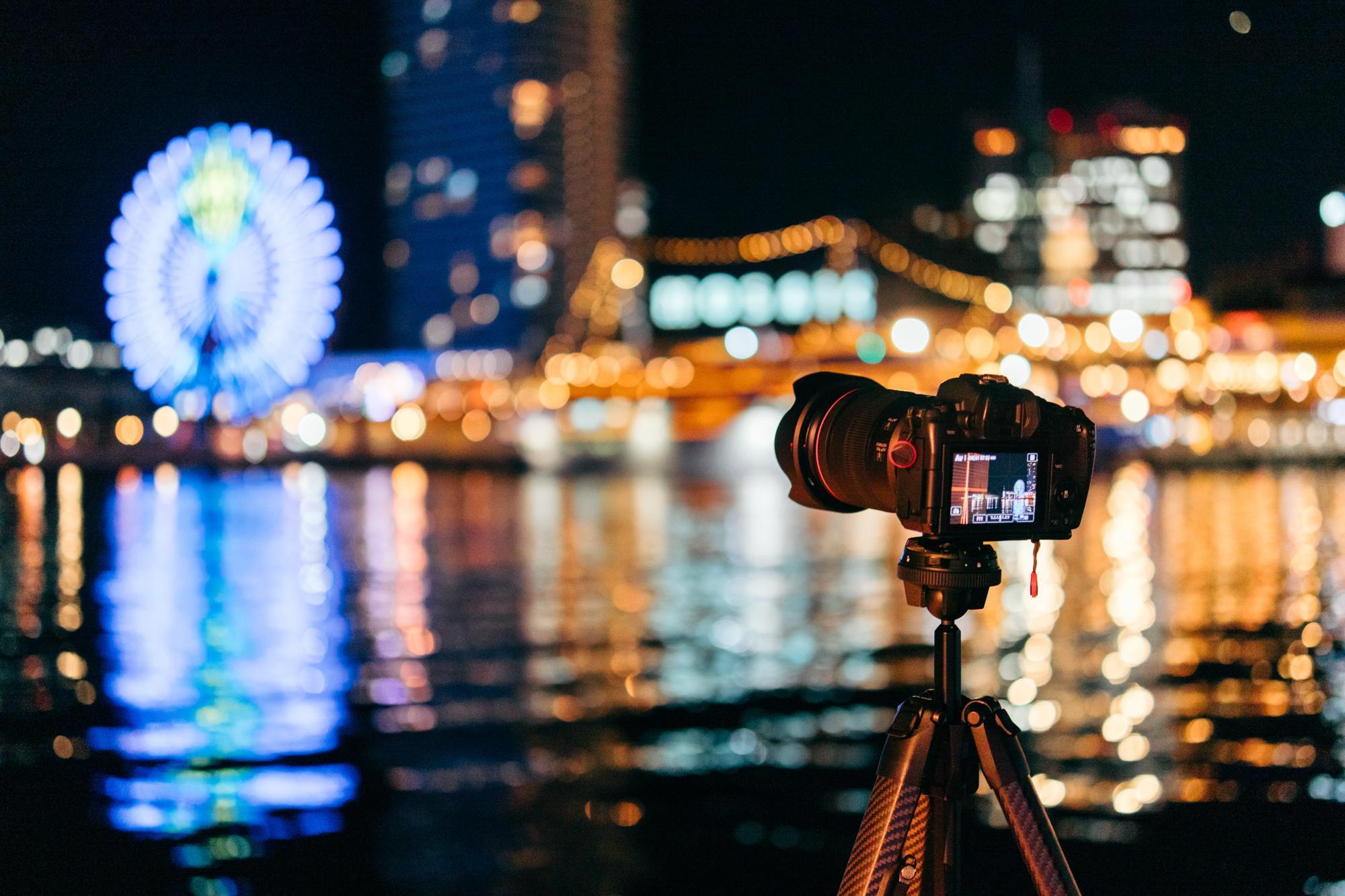 三脚をつかって長い時間シャッターを開いて撮影するのが夜景写真のポイントです。