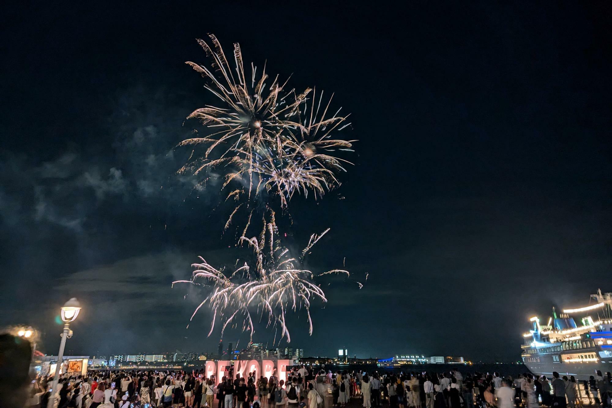 長時間露光で撮影すると、花火が大きく開いたり複数の花火が並んだ写真になりやすい。