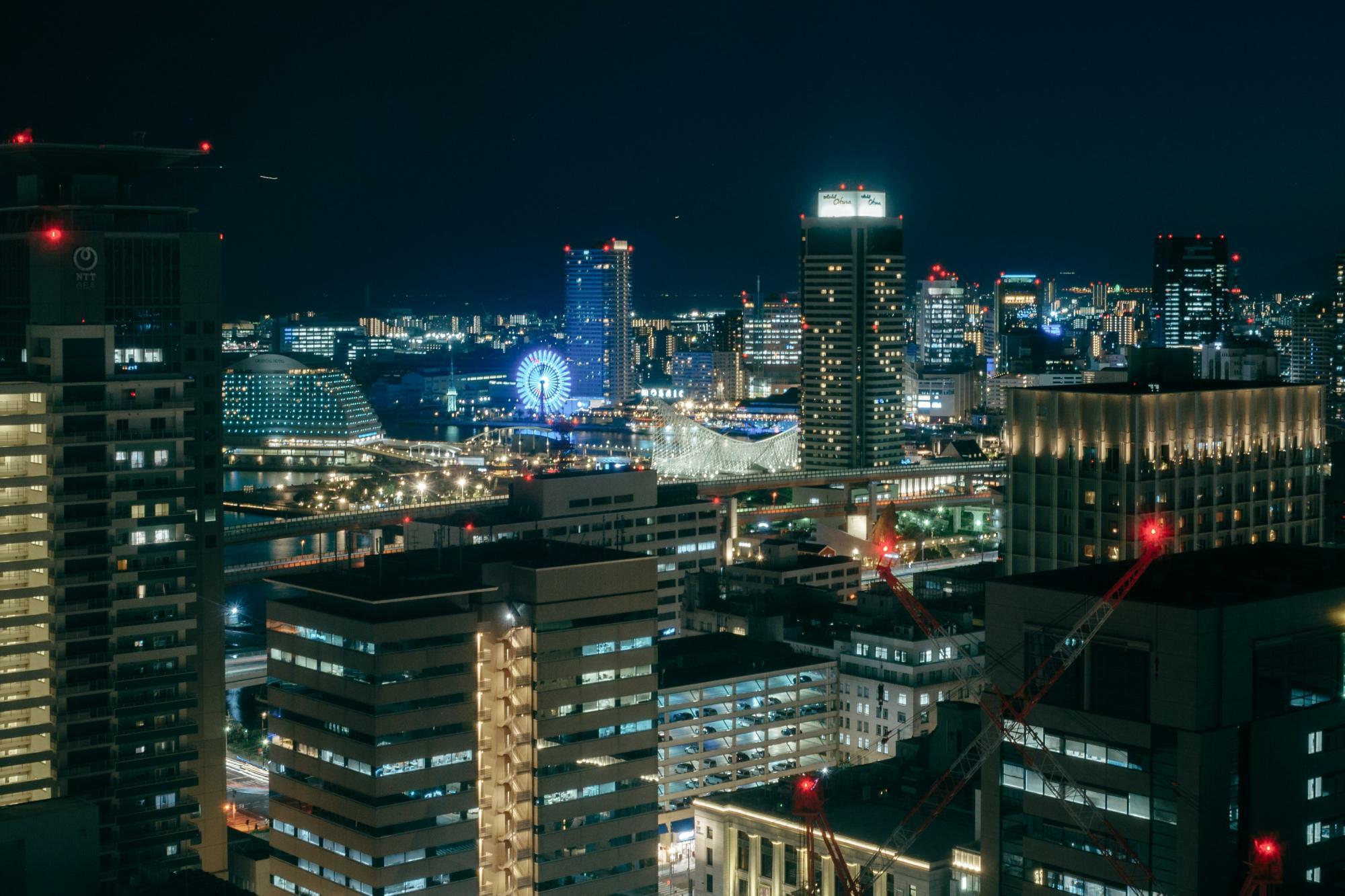 ハーバーランド方面の神戸らしい夜景も見えます。