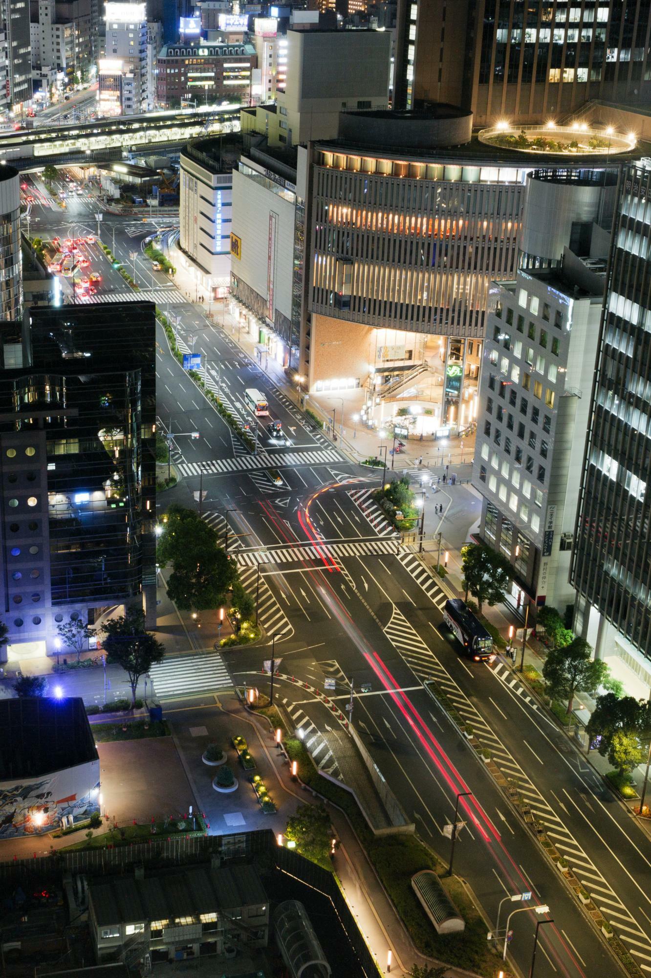 国際会館やフラワーロードを行き交う車や人々を見下ろすことができます。