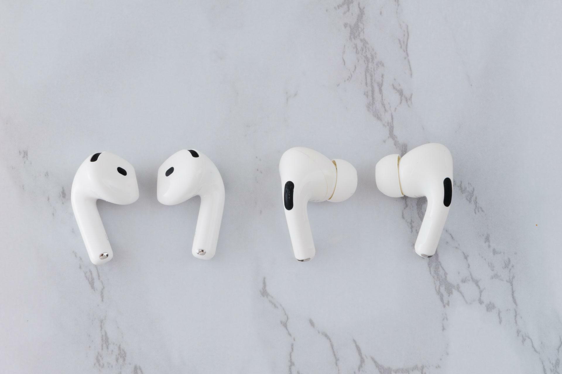 画像左がオープンイヤー型のAirPods。画像右がカナル型のAirPods Pro。