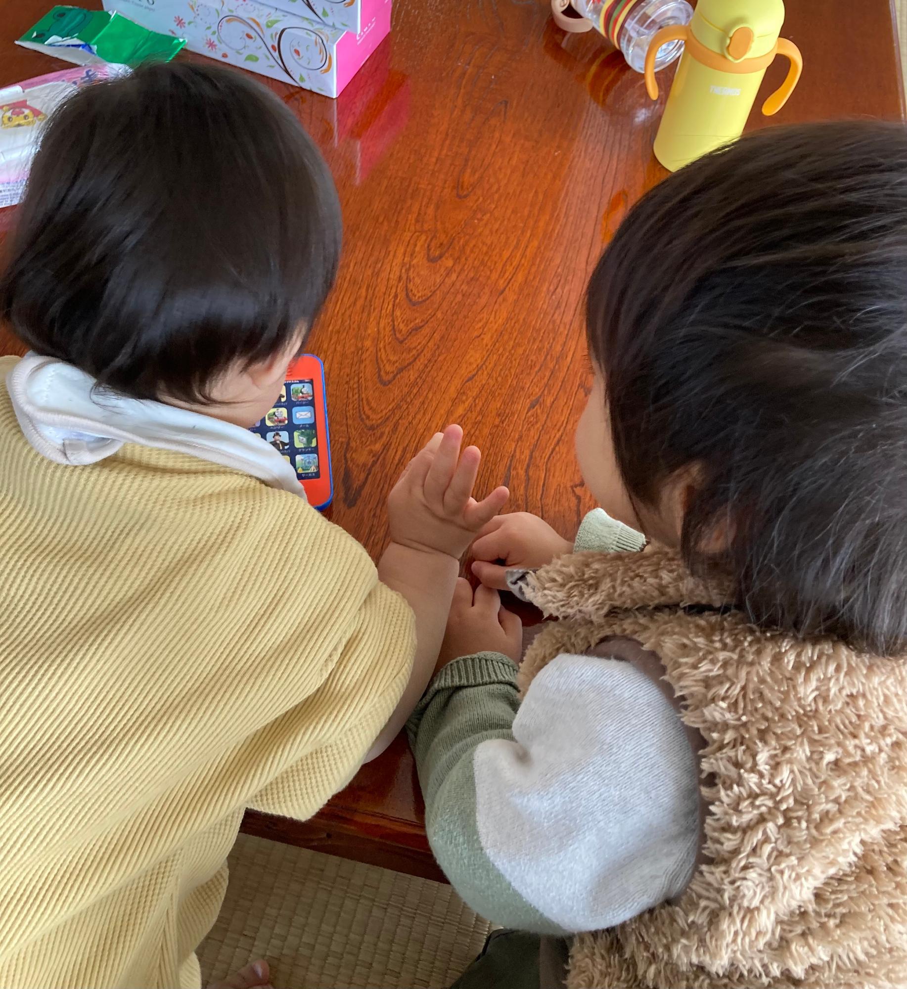 遊ぶ子たちたち(けんけんぱっから提供の写真)