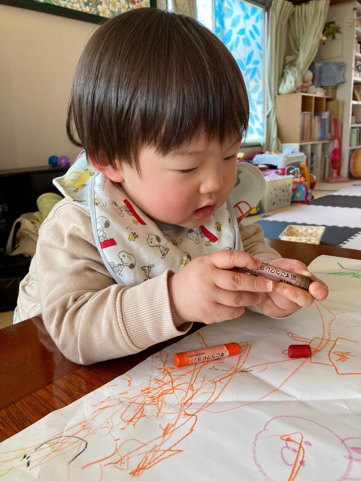 お絵描きする子ども(けんけんぱっから提供の写真)