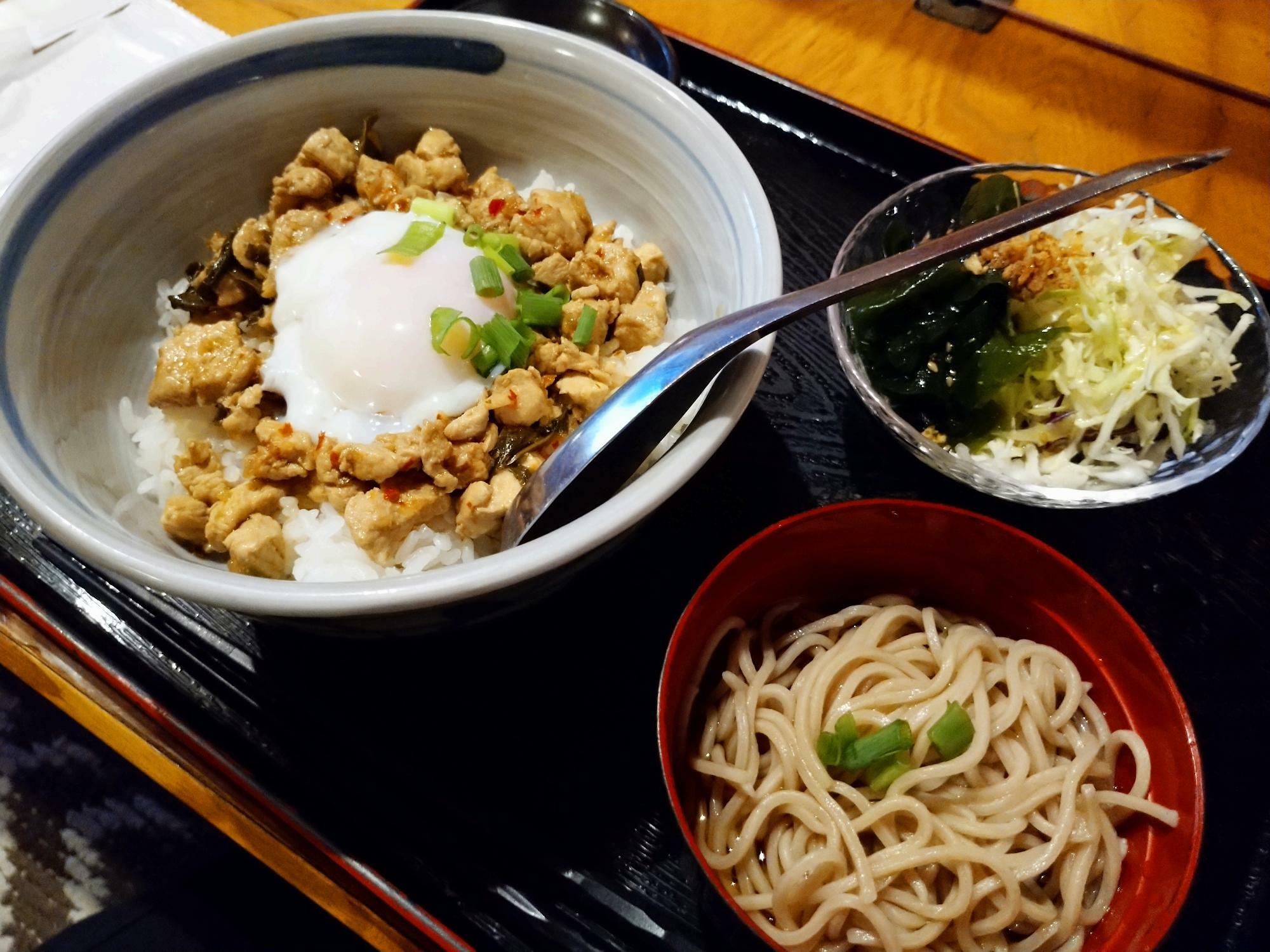 ガパオ丼　700円