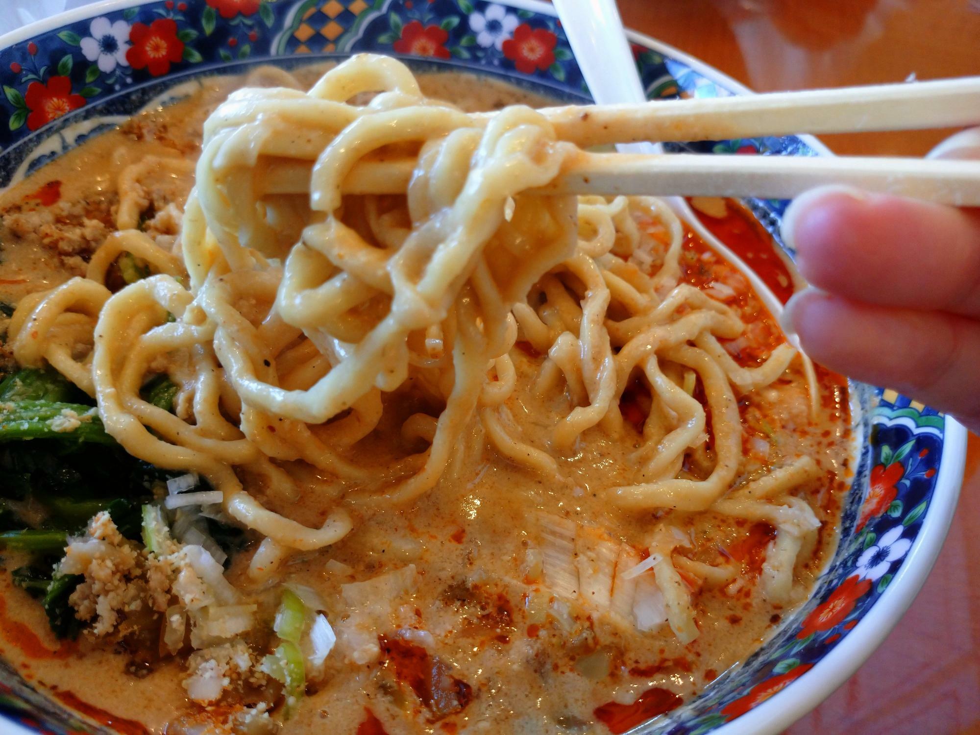 スープがよく絡む太麺