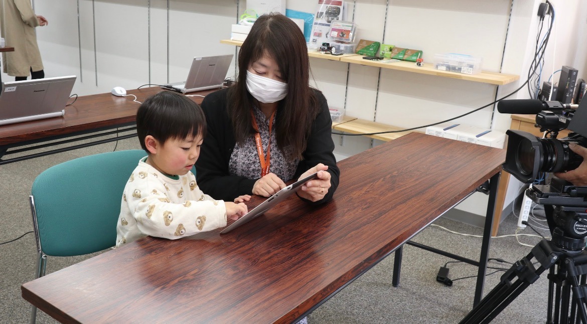 iPadを手にする山越さん（右）（写真提供：ITサポート銀のかささぎ）