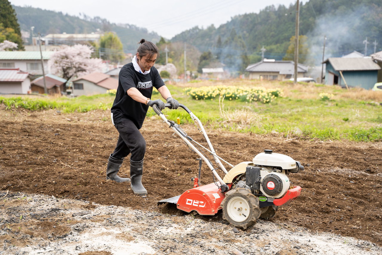 耕運機を操作し畑を耕す。この日、誰よりも汗をかいて作業をしていた