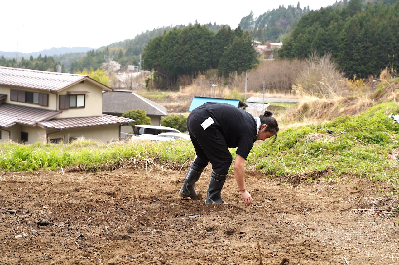 畑の中の石を拾う。地道な作業も黙々と取り組んでいた