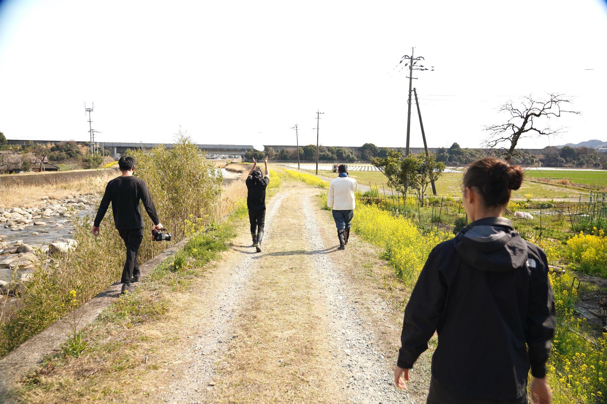 畑仕事の合間、休憩時間にみんなで神社へ。途中、道の傍には菜の花が咲いていた