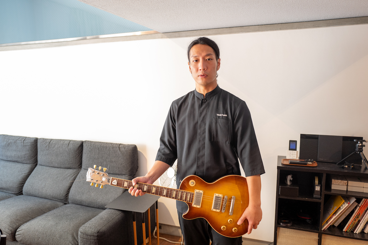 最近は俳優の藤木直人さんとYouTube上でコラボ。このギターはその時の撮影用にスタジオに飾っていた吉田さん愛用のギブソンレスポール。ちなみに吉田さんは左利きだが、包丁は右手で持つ
