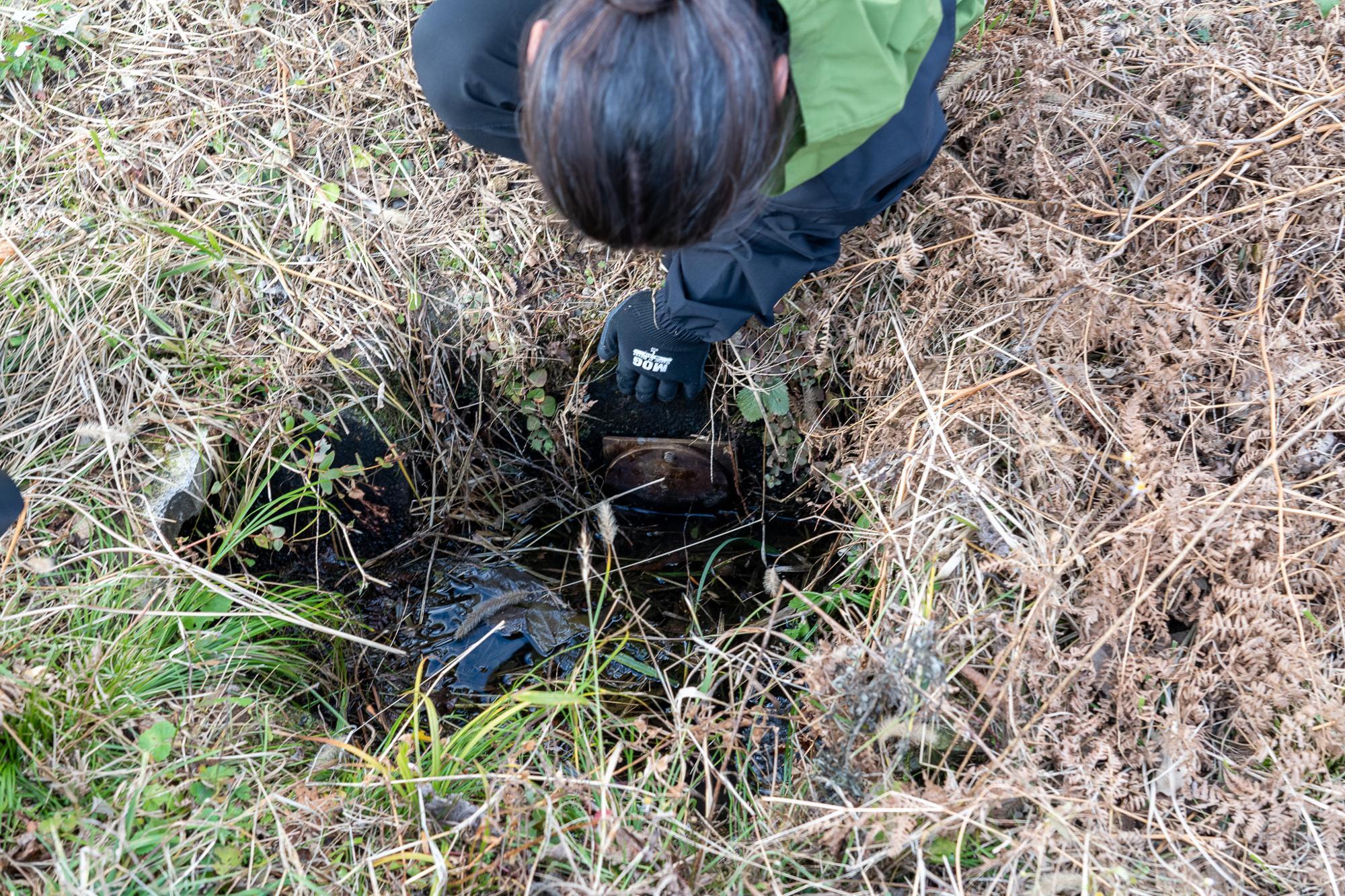 田んぼの横を流れる水源について教えていただく