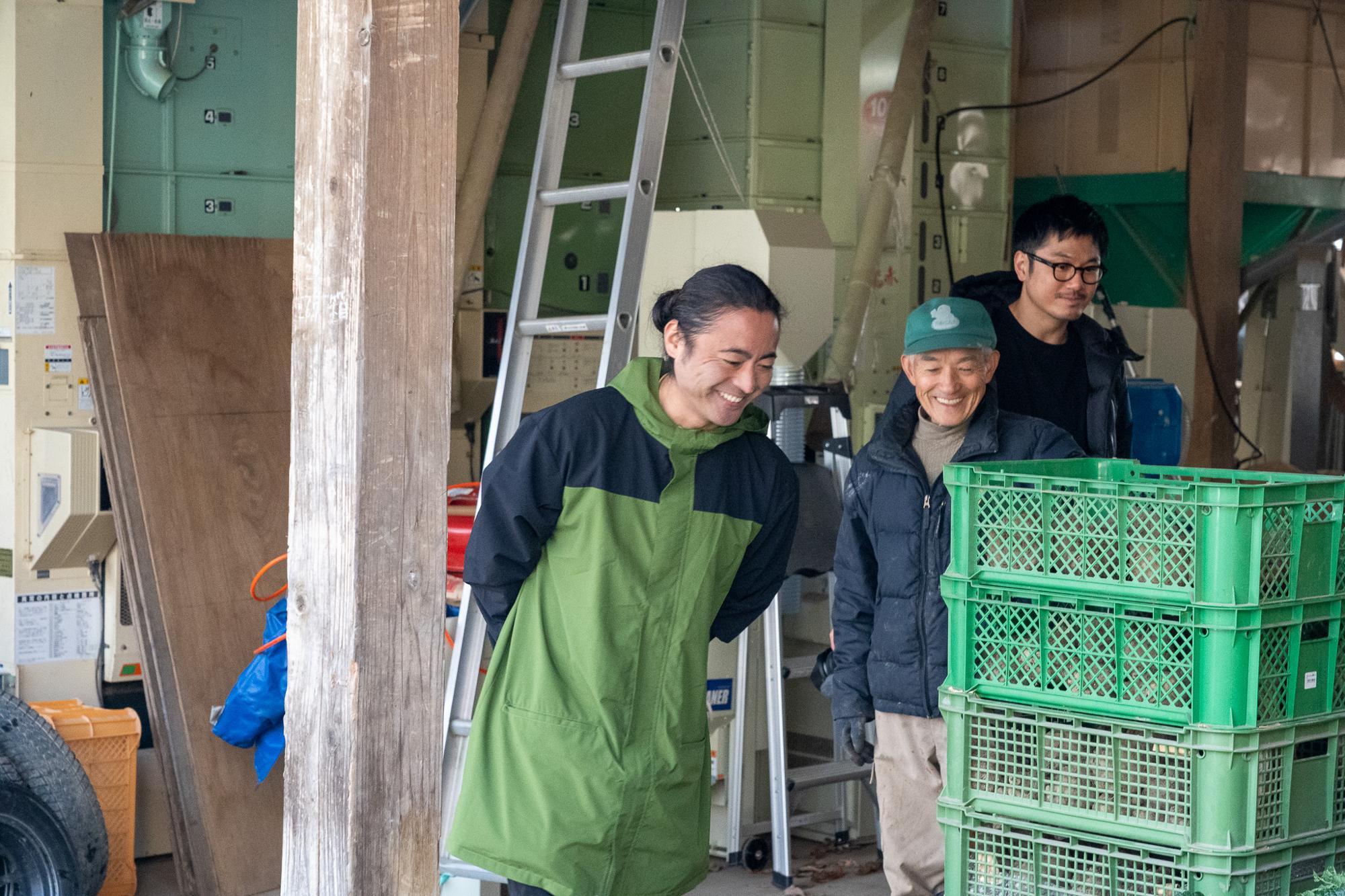 納屋の中の農機具を興味深く眺める