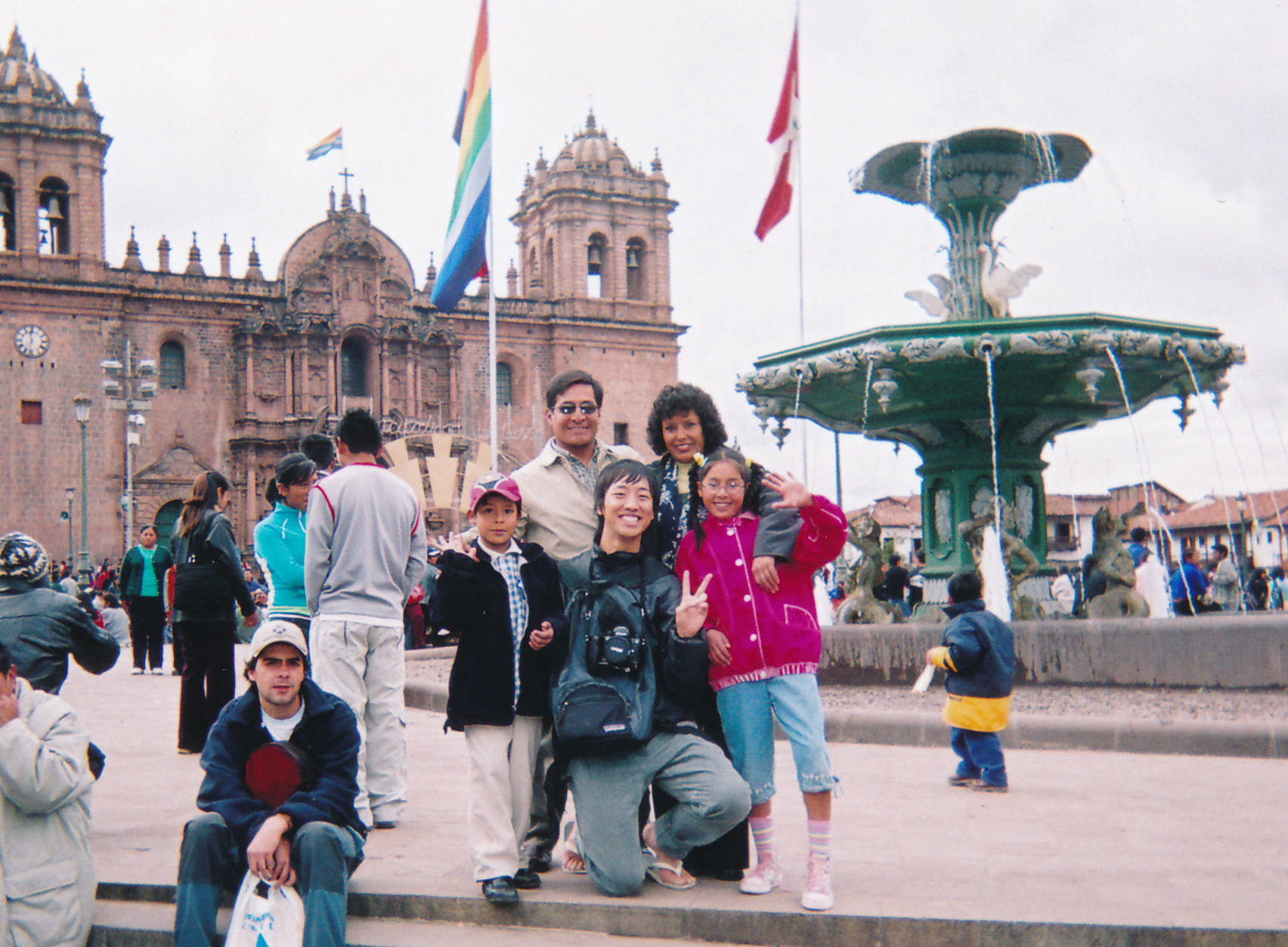 学生時代、カメラを片手に世界一周をした小海途さん。写真はペルーを訪れた際に南米3大祭りの一つとして数えられる『インティ・ライミ』で出会った家族との一枚。「いい思い出がいっぱいあります」（小海途さん）