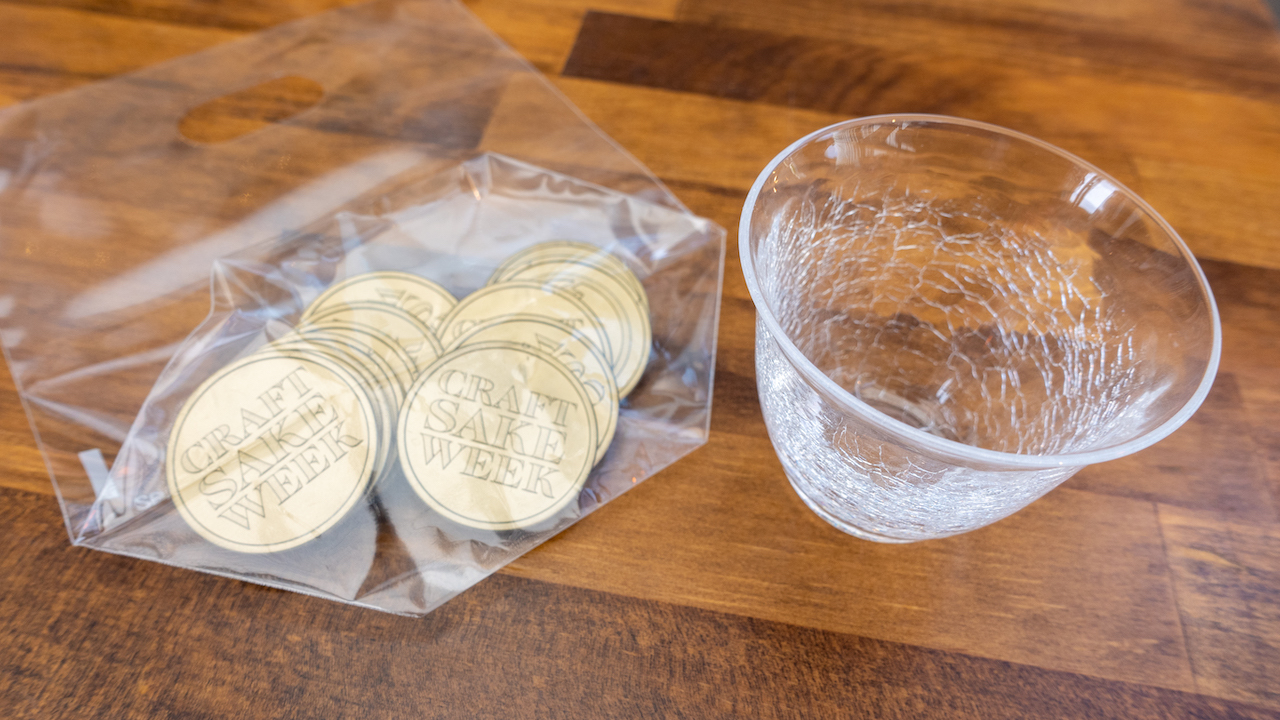 会場入り口でコインと日本酒を楽しむための酒器グラスを購入。東京都の伝統工芸品として認定されている「江戸硝子」の技法を用いた酒器グラスは持ち帰り可能