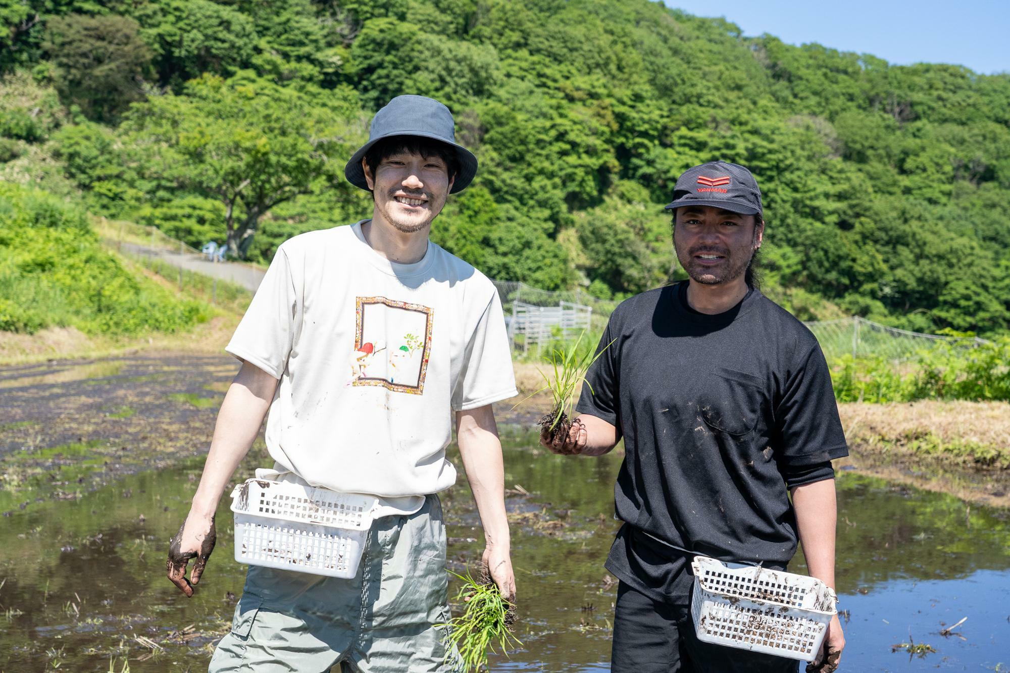 山田孝之さんと松山ケンイチさん。二人で一緒に農作業をするのは初めて