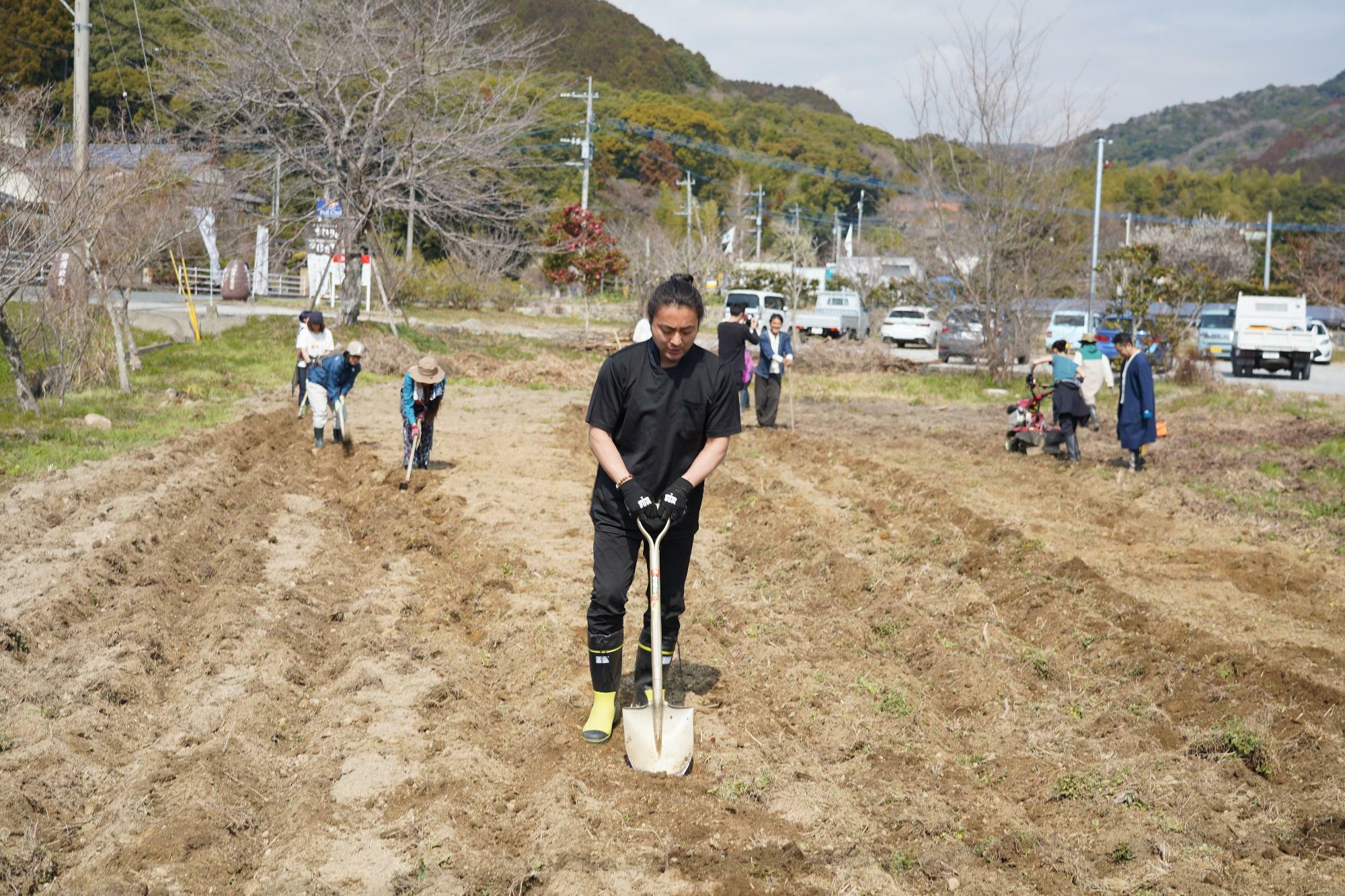 佐賀県・神崎にある畑では九州のメンバーと一緒に『菌ちゃん農法』を行っている