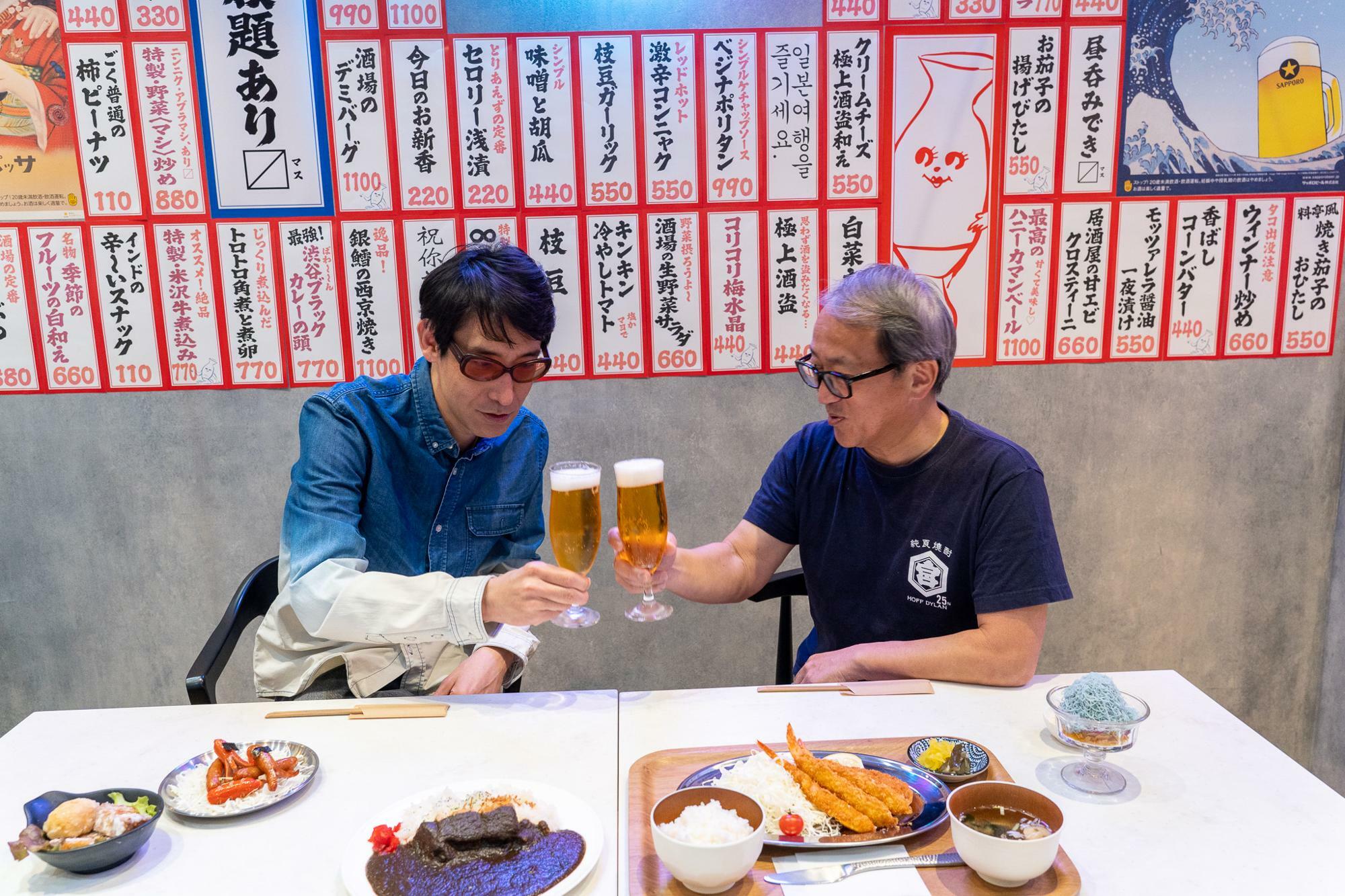 渋谷区観光大使・小宮山雄飛さん（左）と東急株式会社 常務執行役員・東浦亮典さん（右）。今回の対談はまずは乾杯からスタート