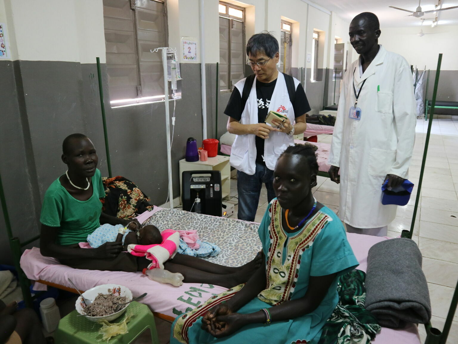 南スーダンの病院を訪ねた時の様子。特に小児科は必須で子供たちの命を守っている（画像提供：@MSF）