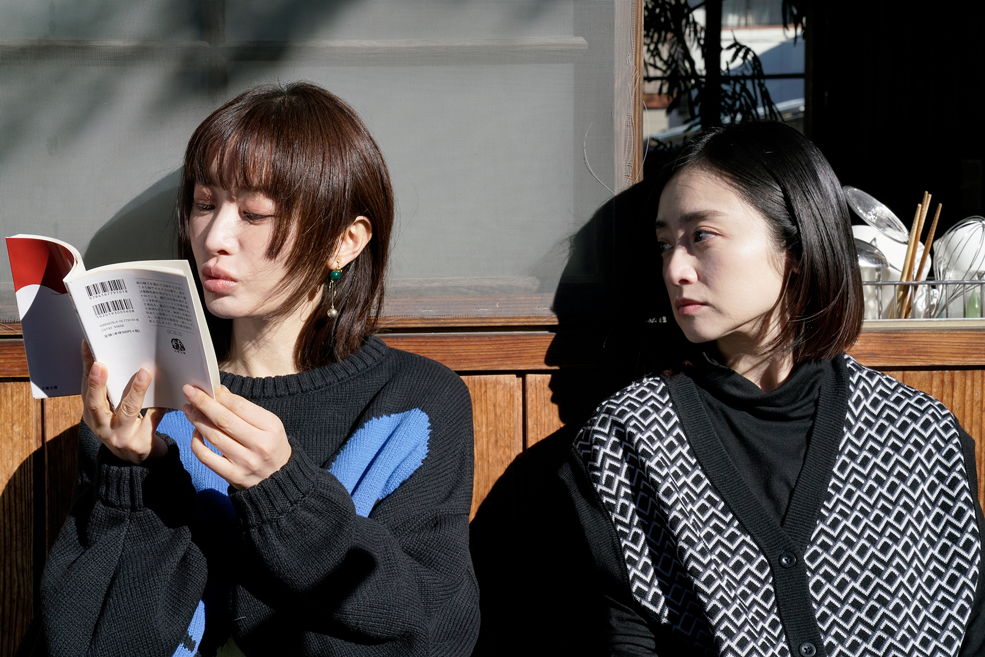 映画の中では松本まりか（左）が演じる高嶋優の姉として安達祐実も登場