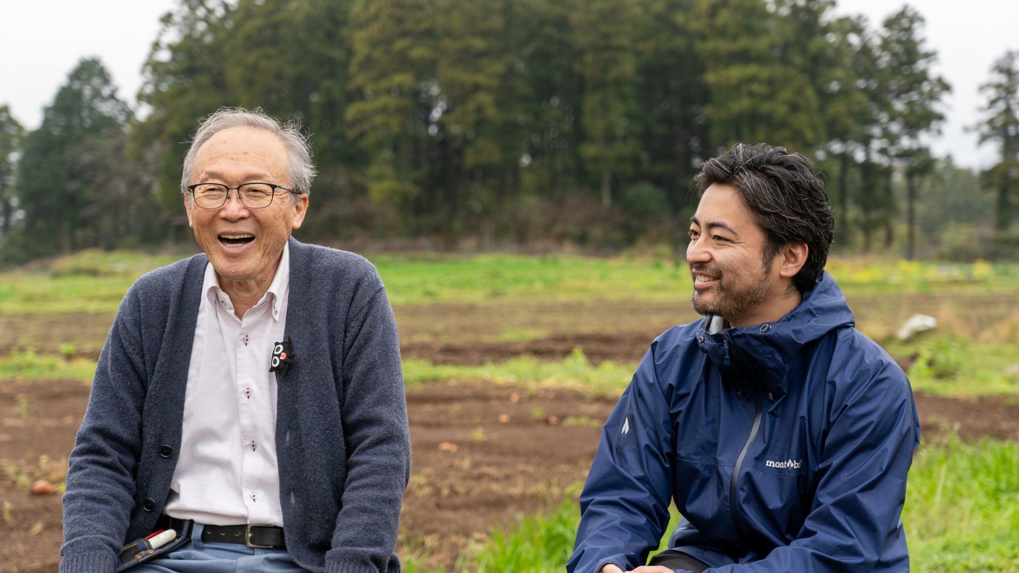 吉田俊道さん（写真左）／吉田さんが提唱する『菌ちゃん農法』を紹介した『図解でよく学ぶ菌ちゃん農法』（家の光協会）を1月27日に上梓