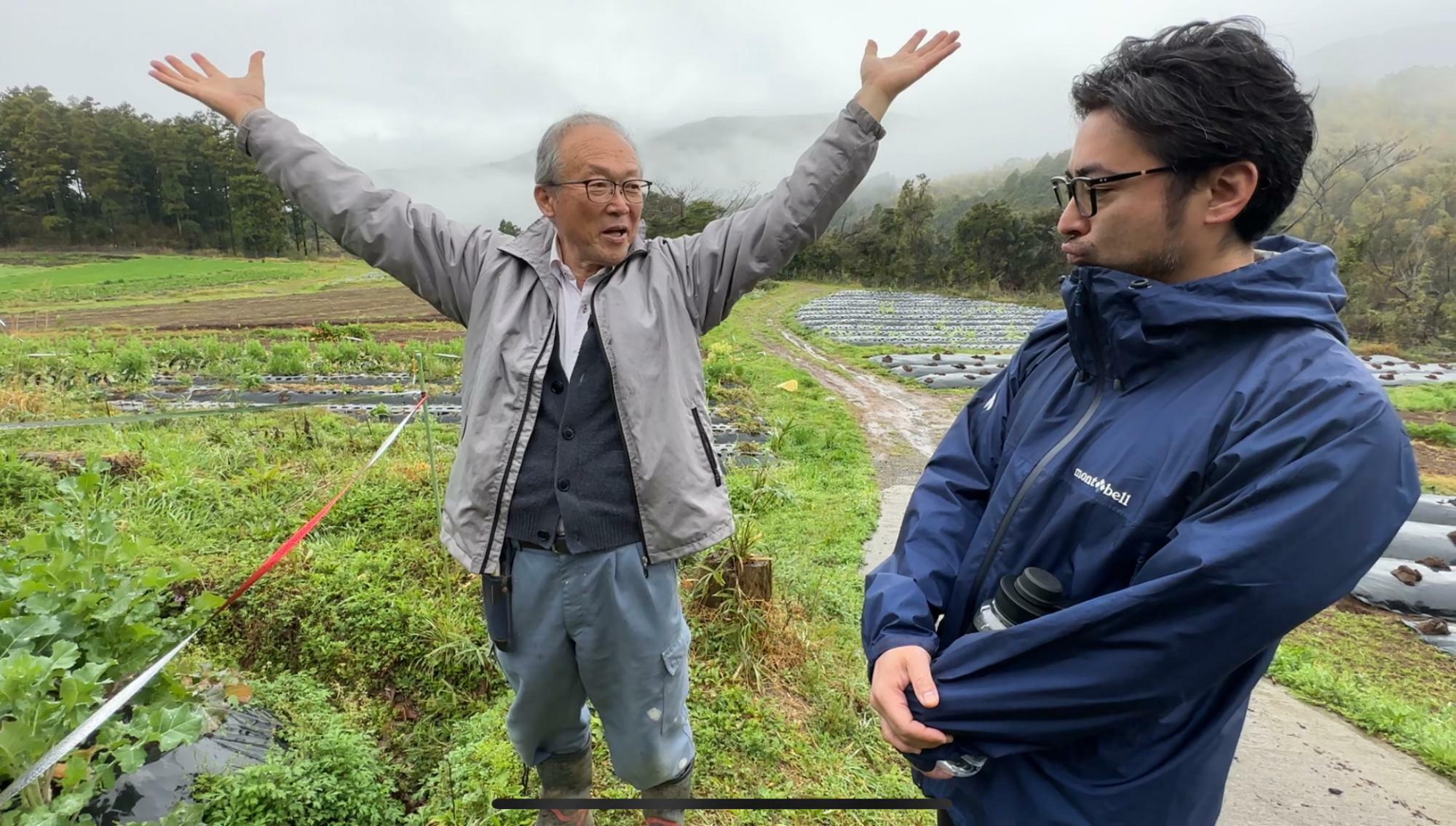 農園で育てているかき菜についてクイズを出す吉田さん